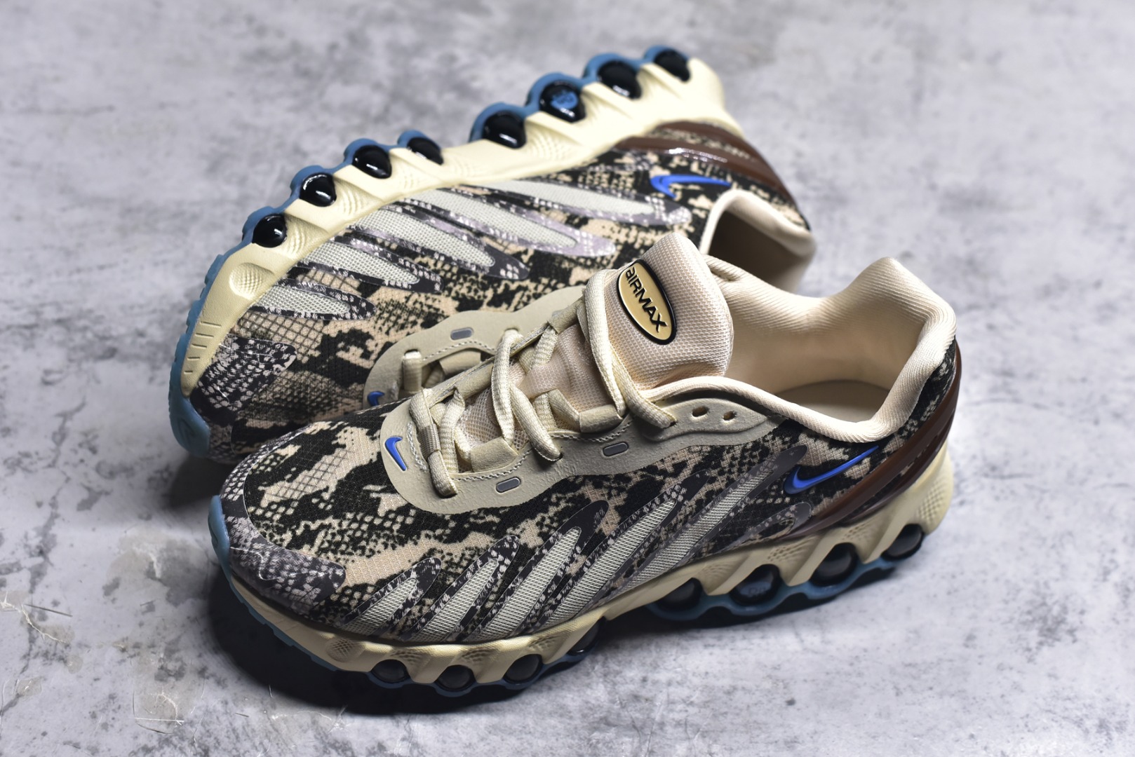 图片[7]-#Nike Air Max DN8 PRM 耐克2024全新气垫跑鞋 #全新鞋款在同侧采用了八个圆柱仓式的设计不仅有防滑耐磨性功能还搭配了周围一圈柔软的泡棉材质提供全新的复合脚感八成还是泡棉脚感货号：HF5509-900 尺码：36 36.5 37.5 38 38.5 39 40 40.5 41 42 42.5 43 44 45-选品中心