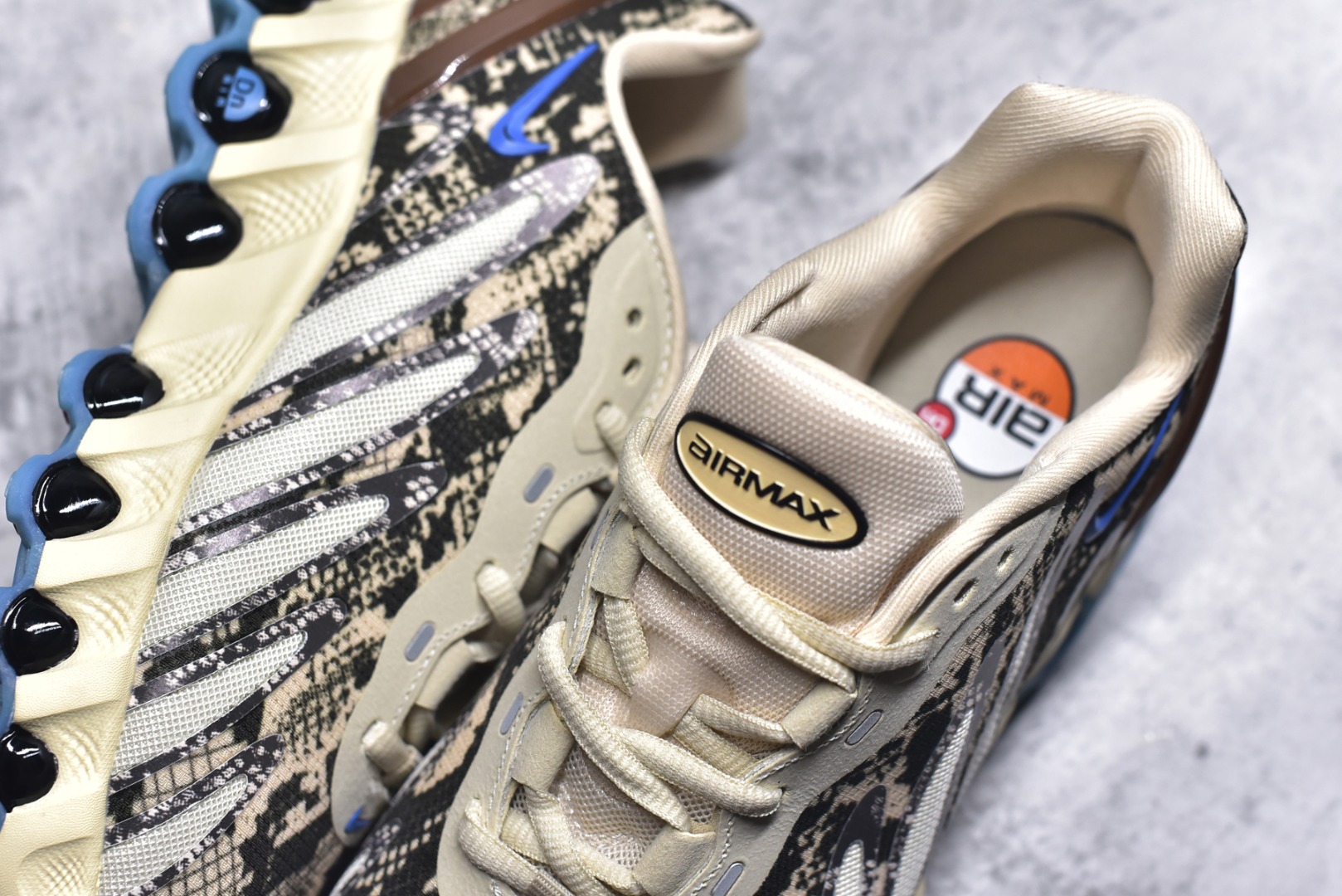 图片[9]-#Nike Air Max DN8 PRM 耐克2024全新气垫跑鞋 #全新鞋款在同侧采用了八个圆柱仓式的设计不仅有防滑耐磨性功能还搭配了周围一圈柔软的泡棉材质提供全新的复合脚感八成还是泡棉脚感货号：HF5509-900 尺码：36 36.5 37.5 38 38.5 39 40 40.5 41 42 42.5 43 44 45-选品中心