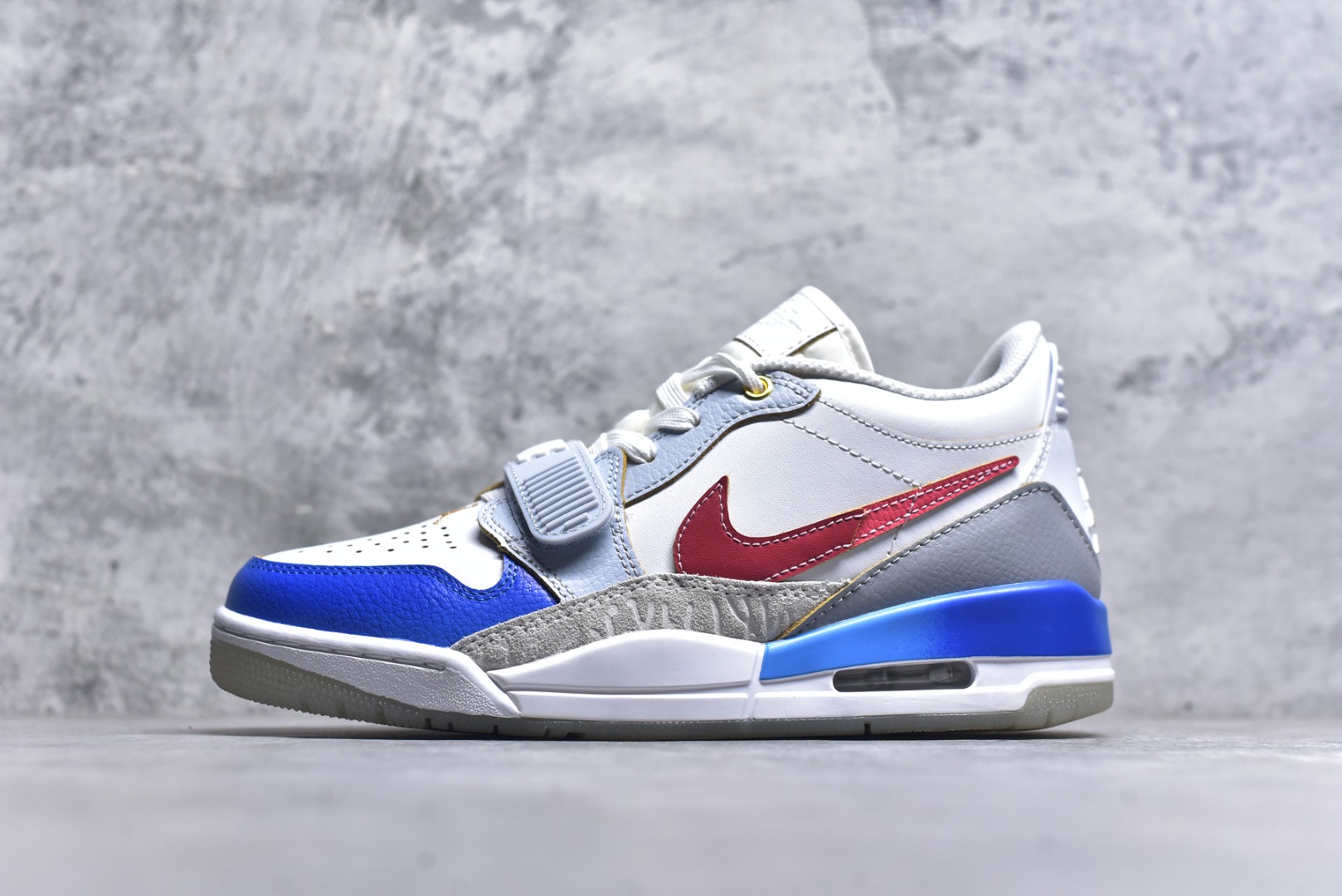 #开学季福利 Air Jordan Legacy AJ312 Low 低帮复古篮球鞋 市场最强独一档产物 全套原纸板楦头开发 原厂大底磨具加持立体防滑纹理 原档数据后跟TPU子母扣魔术贴 原装可视Air Sole气垫 原汁原味最完美的312代版型 唯一正确鞋头趴度弧度高度鞋身腰线 进口港宝加持 后跟自然饱满 全鞋荧光划线卡点 追求极致完美 每一双都是工艺品 多重QC质检 超越公司货的品控标准 实实在在的免检产品 鞋身采用了皮革材质打造 横跨鞋面的魔术贴十分吸睛 侧面的Swoosh Logo的一部分被鞋面遮挡了一部分 颇具玩味 魔术贴上标有NK标识 而鞋舌上是Jordan的经典红色飞翼Logo 后跟和鞋底均采用了AJ3的设计 后跟上同样也使用了经典的爆裂纹图案 尺码：36 36.5 37.5 38 38.5 39 40 40.5 41 42 42.5 43 44 44.5 45 46 47.5-选品中心