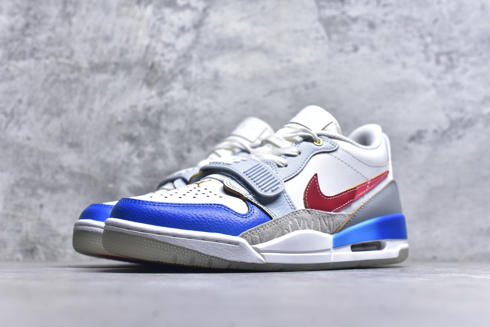 图片[2]-#开学季福利 Air Jordan Legacy AJ312 Low 低帮复古篮球鞋 市场最强独一档产物 全套原纸板楦头开发 原厂大底磨具加持立体防滑纹理 原档数据后跟TPU子母扣魔术贴 原装可视Air Sole气垫 原汁原味最完美的312代版型 唯一正确鞋头趴度弧度高度鞋身腰线 进口港宝加持 后跟自然饱满 全鞋荧光划线卡点 追求极致完美 每一双都是工艺品 多重QC质检 超越公司货的品控标准 实实在在的免检产品 鞋身采用了皮革材质打造 横跨鞋面的魔术贴十分吸睛 侧面的Swoosh Logo的一部分被鞋面遮挡了一部分 颇具玩味 魔术贴上标有NK标识 而鞋舌上是Jordan的经典红色飞翼Logo 后跟和鞋底均采用了AJ3的设计 后跟上同样也使用了经典的爆裂纹图案 尺码：36 36.5 37.5 38 38.5 39 40 40.5 41 42 42.5 43 44 44.5 45 46 47.5-选品中心