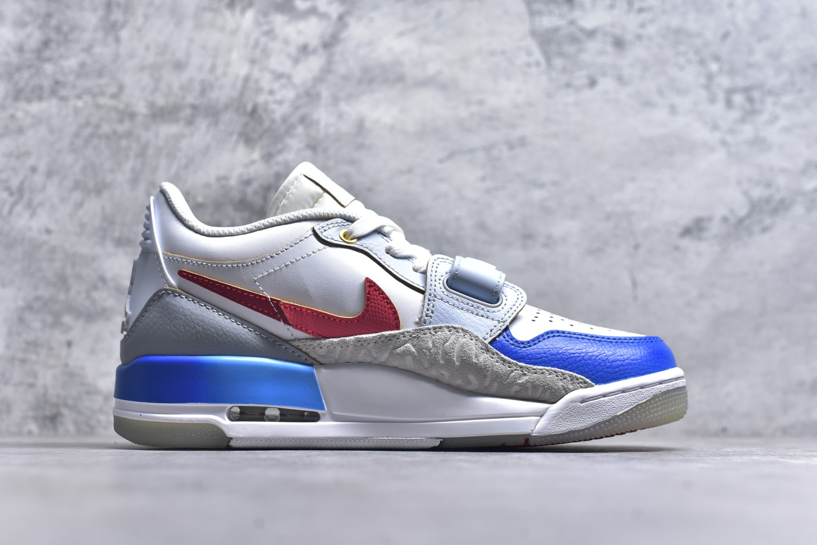 图片[3]-#开学季福利 Air Jordan Legacy AJ312 Low 低帮复古篮球鞋 市场最强独一档产物 全套原纸板楦头开发 原厂大底磨具加持立体防滑纹理 原档数据后跟TPU子母扣魔术贴 原装可视Air Sole气垫 原汁原味最完美的312代版型 唯一正确鞋头趴度弧度高度鞋身腰线 进口港宝加持 后跟自然饱满 全鞋荧光划线卡点 追求极致完美 每一双都是工艺品 多重QC质检 超越公司货的品控标准 实实在在的免检产品 鞋身采用了皮革材质打造 横跨鞋面的魔术贴十分吸睛 侧面的Swoosh Logo的一部分被鞋面遮挡了一部分 颇具玩味 魔术贴上标有NK标识 而鞋舌上是Jordan的经典红色飞翼Logo 后跟和鞋底均采用了AJ3的设计 后跟上同样也使用了经典的爆裂纹图案 尺码：36 36.5 37.5 38 38.5 39 40 40.5 41 42 42.5 43 44 44.5 45 46 47.5-选品中心