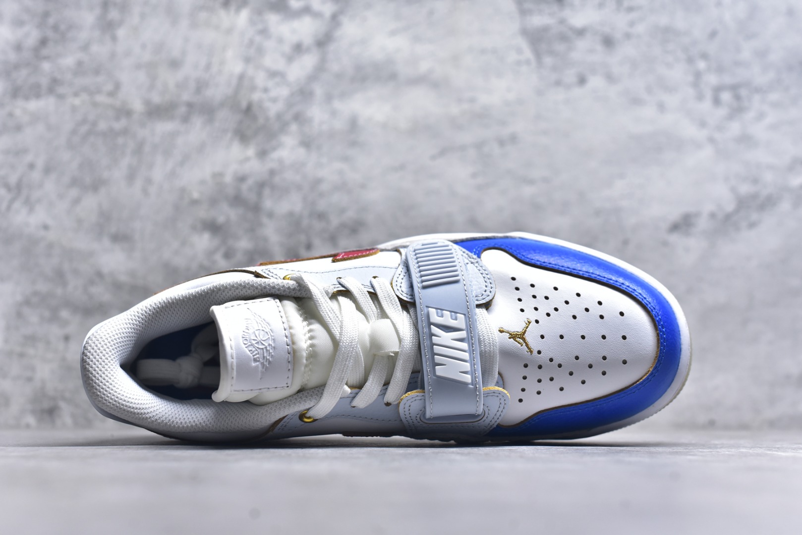 图片[4]-#开学季福利 Air Jordan Legacy AJ312 Low 低帮复古篮球鞋 市场最强独一档产物 全套原纸板楦头开发 原厂大底磨具加持立体防滑纹理 原档数据后跟TPU子母扣魔术贴 原装可视Air Sole气垫 原汁原味最完美的312代版型 唯一正确鞋头趴度弧度高度鞋身腰线 进口港宝加持 后跟自然饱满 全鞋荧光划线卡点 追求极致完美 每一双都是工艺品 多重QC质检 超越公司货的品控标准 实实在在的免检产品 鞋身采用了皮革材质打造 横跨鞋面的魔术贴十分吸睛 侧面的Swoosh Logo的一部分被鞋面遮挡了一部分 颇具玩味 魔术贴上标有NK标识 而鞋舌上是Jordan的经典红色飞翼Logo 后跟和鞋底均采用了AJ3的设计 后跟上同样也使用了经典的爆裂纹图案 尺码：36 36.5 37.5 38 38.5 39 40 40.5 41 42 42.5 43 44 44.5 45 46 47.5-选品中心