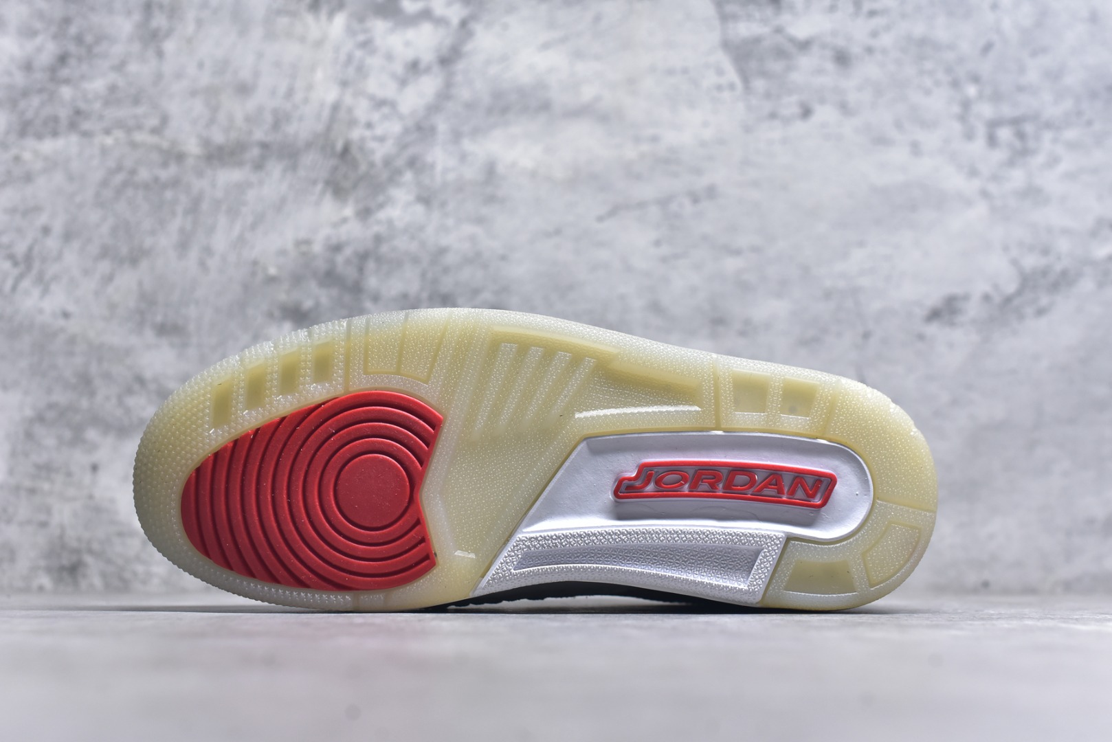 图片[6]-#开学季福利 Air Jordan Legacy AJ312 Low 低帮复古篮球鞋 市场最强独一档产物 全套原纸板楦头开发 原厂大底磨具加持立体防滑纹理 原档数据后跟TPU子母扣魔术贴 原装可视Air Sole气垫 原汁原味最完美的312代版型 唯一正确鞋头趴度弧度高度鞋身腰线 进口港宝加持 后跟自然饱满 全鞋荧光划线卡点 追求极致完美 每一双都是工艺品 多重QC质检 超越公司货的品控标准 实实在在的免检产品 鞋身采用了皮革材质打造 横跨鞋面的魔术贴十分吸睛 侧面的Swoosh Logo的一部分被鞋面遮挡了一部分 颇具玩味 魔术贴上标有NK标识 而鞋舌上是Jordan的经典红色飞翼Logo 后跟和鞋底均采用了AJ3的设计 后跟上同样也使用了经典的爆裂纹图案 尺码：36 36.5 37.5 38 38.5 39 40 40.5 41 42 42.5 43 44 44.5 45 46 47.5-选品中心