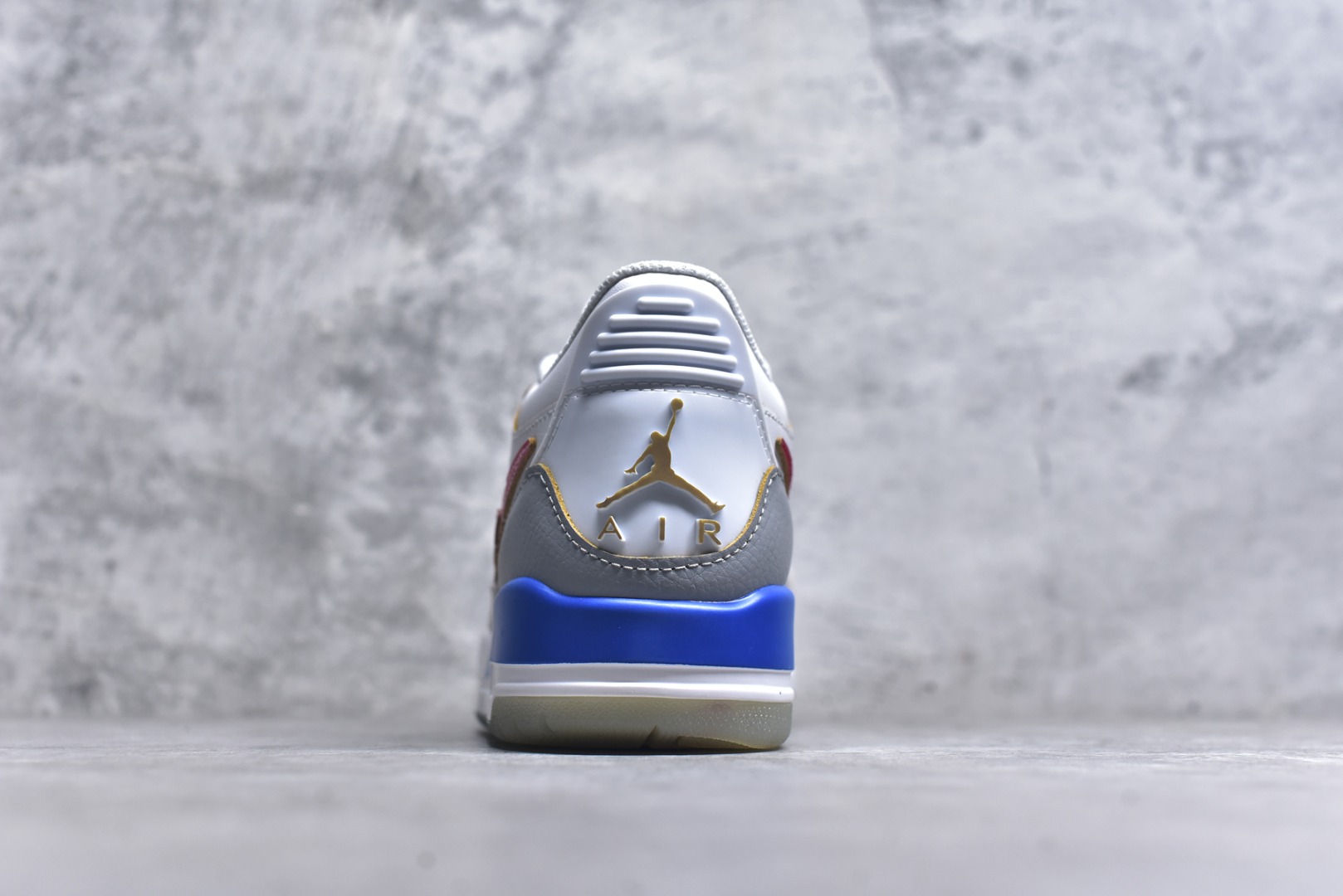 图片[5]-#开学季福利 Air Jordan Legacy AJ312 Low 低帮复古篮球鞋 市场最强独一档产物 全套原纸板楦头开发 原厂大底磨具加持立体防滑纹理 原档数据后跟TPU子母扣魔术贴 原装可视Air Sole气垫 原汁原味最完美的312代版型 唯一正确鞋头趴度弧度高度鞋身腰线 进口港宝加持 后跟自然饱满 全鞋荧光划线卡点 追求极致完美 每一双都是工艺品 多重QC质检 超越公司货的品控标准 实实在在的免检产品 鞋身采用了皮革材质打造 横跨鞋面的魔术贴十分吸睛 侧面的Swoosh Logo的一部分被鞋面遮挡了一部分 颇具玩味 魔术贴上标有NK标识 而鞋舌上是Jordan的经典红色飞翼Logo 后跟和鞋底均采用了AJ3的设计 后跟上同样也使用了经典的爆裂纹图案 尺码：36 36.5 37.5 38 38.5 39 40 40.5 41 42 42.5 43 44 44.5 45 46 47.5-选品中心