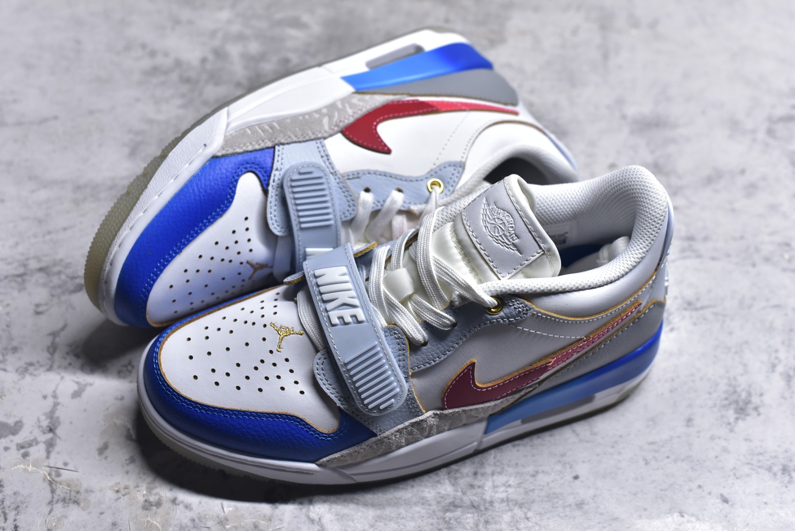 图片[7]-#开学季福利 Air Jordan Legacy AJ312 Low 低帮复古篮球鞋 市场最强独一档产物 全套原纸板楦头开发 原厂大底磨具加持立体防滑纹理 原档数据后跟TPU子母扣魔术贴 原装可视Air Sole气垫 原汁原味最完美的312代版型 唯一正确鞋头趴度弧度高度鞋身腰线 进口港宝加持 后跟自然饱满 全鞋荧光划线卡点 追求极致完美 每一双都是工艺品 多重QC质检 超越公司货的品控标准 实实在在的免检产品 鞋身采用了皮革材质打造 横跨鞋面的魔术贴十分吸睛 侧面的Swoosh Logo的一部分被鞋面遮挡了一部分 颇具玩味 魔术贴上标有NK标识 而鞋舌上是Jordan的经典红色飞翼Logo 后跟和鞋底均采用了AJ3的设计 后跟上同样也使用了经典的爆裂纹图案 尺码：36 36.5 37.5 38 38.5 39 40 40.5 41 42 42.5 43 44 44.5 45 46 47.5-选品中心