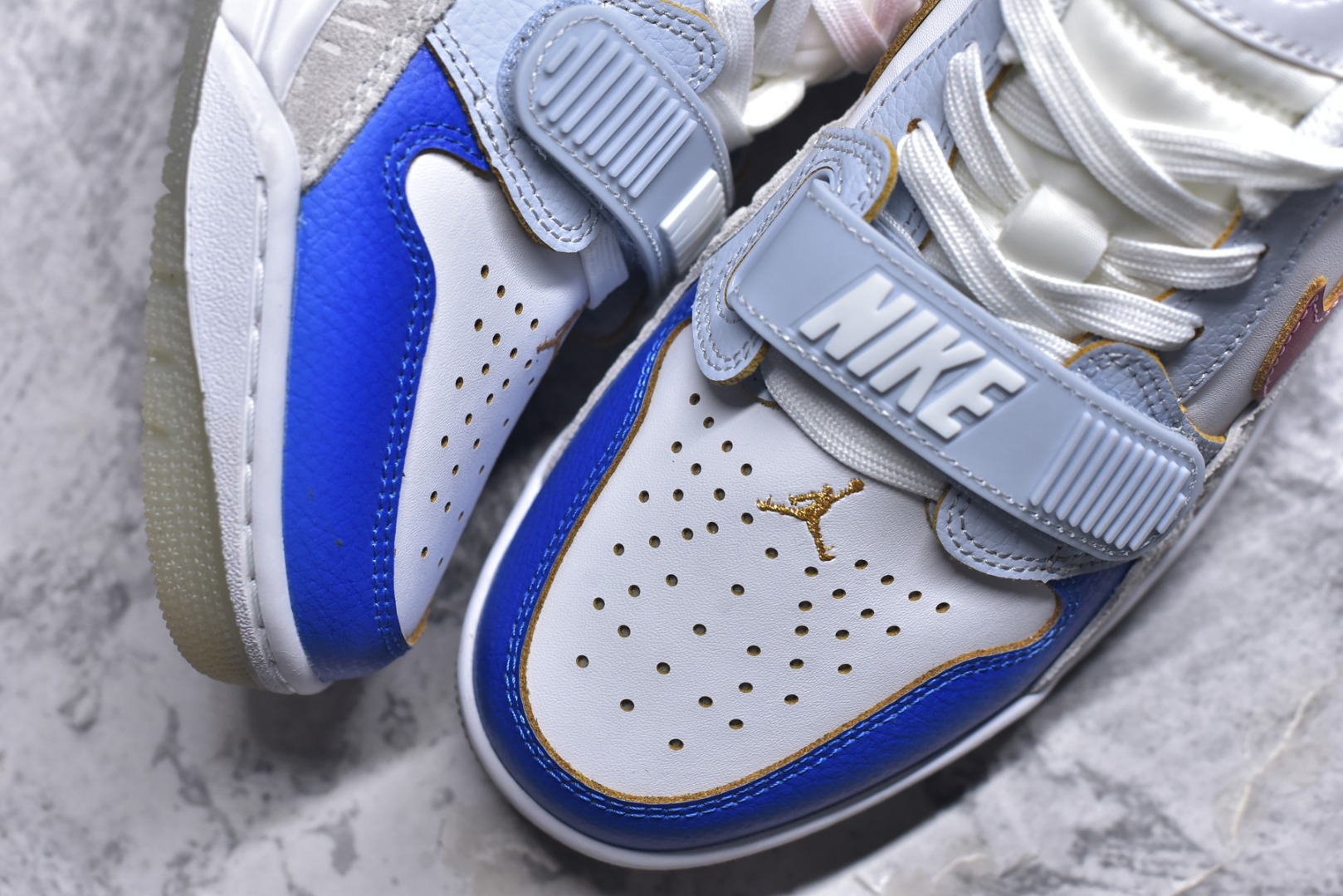 图片[8]-#开学季福利 Air Jordan Legacy AJ312 Low 低帮复古篮球鞋 市场最强独一档产物 全套原纸板楦头开发 原厂大底磨具加持立体防滑纹理 原档数据后跟TPU子母扣魔术贴 原装可视Air Sole气垫 原汁原味最完美的312代版型 唯一正确鞋头趴度弧度高度鞋身腰线 进口港宝加持 后跟自然饱满 全鞋荧光划线卡点 追求极致完美 每一双都是工艺品 多重QC质检 超越公司货的品控标准 实实在在的免检产品 鞋身采用了皮革材质打造 横跨鞋面的魔术贴十分吸睛 侧面的Swoosh Logo的一部分被鞋面遮挡了一部分 颇具玩味 魔术贴上标有NK标识 而鞋舌上是Jordan的经典红色飞翼Logo 后跟和鞋底均采用了AJ3的设计 后跟上同样也使用了经典的爆裂纹图案 尺码：36 36.5 37.5 38 38.5 39 40 40.5 41 42 42.5 43 44 44.5 45 46 47.5-选品中心