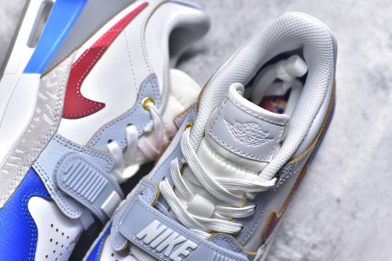 图片[9]-#开学季福利 Air Jordan Legacy AJ312 Low 低帮复古篮球鞋 市场最强独一档产物 全套原纸板楦头开发 原厂大底磨具加持立体防滑纹理 原档数据后跟TPU子母扣魔术贴 原装可视Air Sole气垫 原汁原味最完美的312代版型 唯一正确鞋头趴度弧度高度鞋身腰线 进口港宝加持 后跟自然饱满 全鞋荧光划线卡点 追求极致完美 每一双都是工艺品 多重QC质检 超越公司货的品控标准 实实在在的免检产品 鞋身采用了皮革材质打造 横跨鞋面的魔术贴十分吸睛 侧面的Swoosh Logo的一部分被鞋面遮挡了一部分 颇具玩味 魔术贴上标有NK标识 而鞋舌上是Jordan的经典红色飞翼Logo 后跟和鞋底均采用了AJ3的设计 后跟上同样也使用了经典的爆裂纹图案 尺码：36 36.5 37.5 38 38.5 39 40 40.5 41 42 42.5 43 44 44.5 45 46 47.5-选品中心