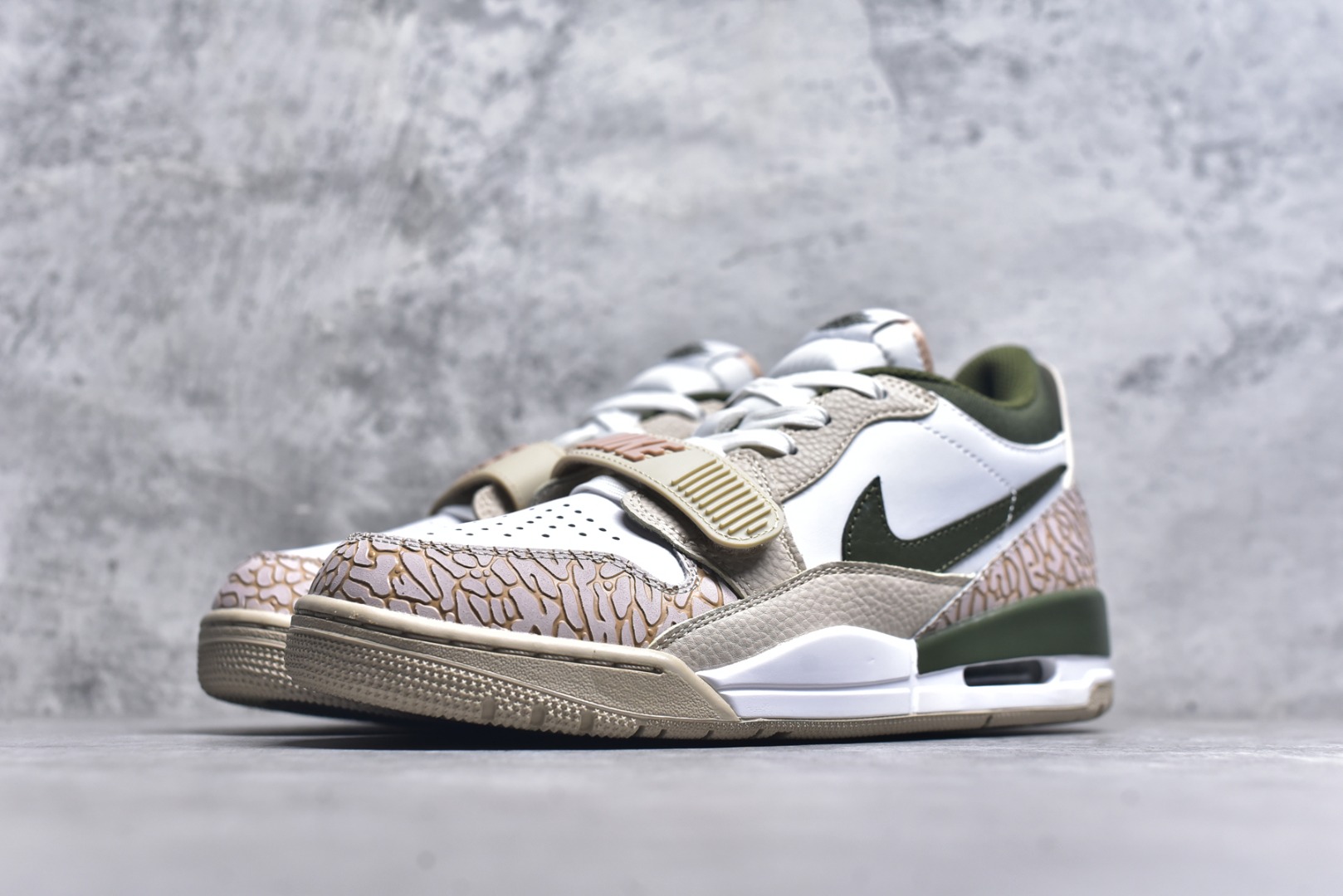 图片[2]-#开学季福利 Air Jordan Legacy AJ312 Low 低帮复古篮球鞋 市场最强独一档产物 全套原纸板楦头开发 原厂大底磨具加持立体防滑纹理 原档数据后跟TPU子母扣魔术贴 原装可视Air Sole气垫 原汁原味最完美的312代版型 唯一正确鞋头趴度弧度高度鞋身腰线 进口港宝加持 后跟自然饱满 全鞋荧光划线卡点 追求极致完美 每一双都是工艺品 多重QC质检 超越公司货的品控标准 实实在在的免检产品 鞋身采用了皮革材质打造 横跨鞋面的魔术贴十分吸睛 侧面的Swoosh Logo的一部分被鞋面遮挡了一部分 颇具玩味 魔术贴上标有NK标识 而鞋舌上是Jordan的经典红色飞翼Logo 后跟和鞋底均采用了AJ3的设计 后跟上同样也使用了经典的爆裂纹图案 尺码：36 36.5 37.5 38 38.5 39 40 40.5 41 42 42.5 43 44 44.5 45 46 47.5-选品中心