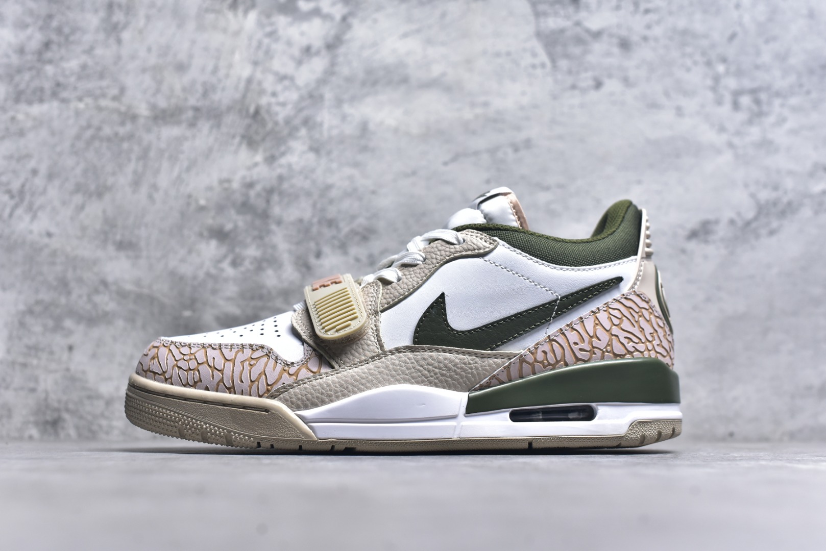 #开学季福利 Air Jordan Legacy AJ312 Low 低帮复古篮球鞋 市场最强独一档产物 全套原纸板楦头开发 原厂大底磨具加持立体防滑纹理 原档数据后跟TPU子母扣魔术贴 原装可视Air Sole气垫 原汁原味最完美的312代版型 唯一正确鞋头趴度弧度高度鞋身腰线 进口港宝加持 后跟自然饱满 全鞋荧光划线卡点 追求极致完美 每一双都是工艺品 多重QC质检 超越公司货的品控标准 实实在在的免检产品 鞋身采用了皮革材质打造 横跨鞋面的魔术贴十分吸睛 侧面的Swoosh Logo的一部分被鞋面遮挡了一部分 颇具玩味 魔术贴上标有NK标识 而鞋舌上是Jordan的经典红色飞翼Logo 后跟和鞋底均采用了AJ3的设计 后跟上同样也使用了经典的爆裂纹图案 尺码：36 36.5 37.5 38 38.5 39 40 40.5 41 42 42.5 43 44 44.5 45 46 47.5-选品中心