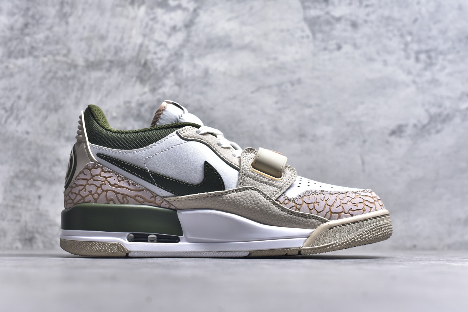 图片[3]-#开学季福利 Air Jordan Legacy AJ312 Low 低帮复古篮球鞋 市场最强独一档产物 全套原纸板楦头开发 原厂大底磨具加持立体防滑纹理 原档数据后跟TPU子母扣魔术贴 原装可视Air Sole气垫 原汁原味最完美的312代版型 唯一正确鞋头趴度弧度高度鞋身腰线 进口港宝加持 后跟自然饱满 全鞋荧光划线卡点 追求极致完美 每一双都是工艺品 多重QC质检 超越公司货的品控标准 实实在在的免检产品 鞋身采用了皮革材质打造 横跨鞋面的魔术贴十分吸睛 侧面的Swoosh Logo的一部分被鞋面遮挡了一部分 颇具玩味 魔术贴上标有NK标识 而鞋舌上是Jordan的经典红色飞翼Logo 后跟和鞋底均采用了AJ3的设计 后跟上同样也使用了经典的爆裂纹图案 尺码：36 36.5 37.5 38 38.5 39 40 40.5 41 42 42.5 43 44 44.5 45 46 47.5-选品中心