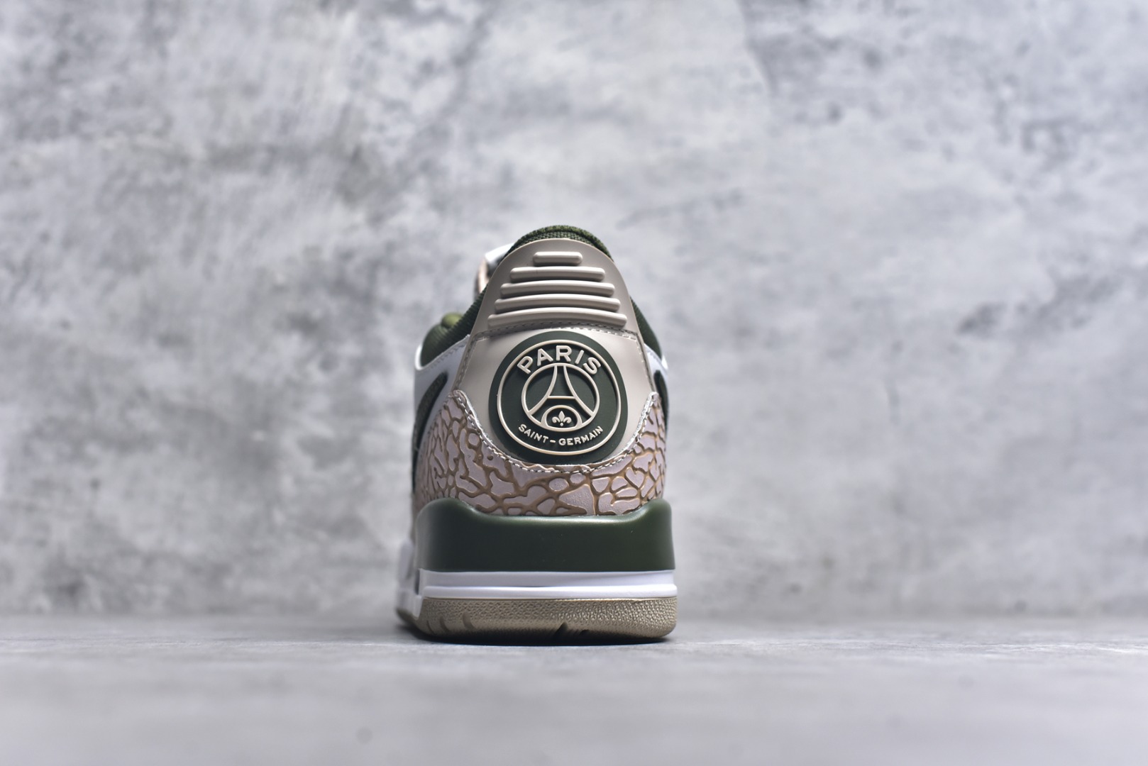 图片[5]-#开学季福利 Air Jordan Legacy AJ312 Low 低帮复古篮球鞋 市场最强独一档产物 全套原纸板楦头开发 原厂大底磨具加持立体防滑纹理 原档数据后跟TPU子母扣魔术贴 原装可视Air Sole气垫 原汁原味最完美的312代版型 唯一正确鞋头趴度弧度高度鞋身腰线 进口港宝加持 后跟自然饱满 全鞋荧光划线卡点 追求极致完美 每一双都是工艺品 多重QC质检 超越公司货的品控标准 实实在在的免检产品 鞋身采用了皮革材质打造 横跨鞋面的魔术贴十分吸睛 侧面的Swoosh Logo的一部分被鞋面遮挡了一部分 颇具玩味 魔术贴上标有NK标识 而鞋舌上是Jordan的经典红色飞翼Logo 后跟和鞋底均采用了AJ3的设计 后跟上同样也使用了经典的爆裂纹图案 尺码：36 36.5 37.5 38 38.5 39 40 40.5 41 42 42.5 43 44 44.5 45 46 47.5-选品中心