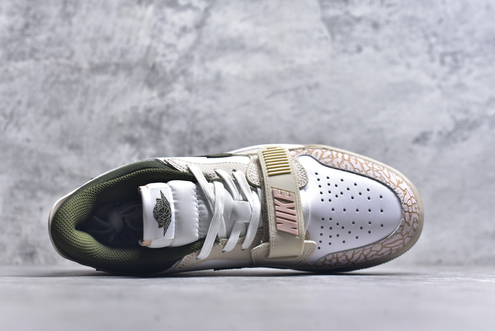 图片[4]-#开学季福利 Air Jordan Legacy AJ312 Low 低帮复古篮球鞋 市场最强独一档产物 全套原纸板楦头开发 原厂大底磨具加持立体防滑纹理 原档数据后跟TPU子母扣魔术贴 原装可视Air Sole气垫 原汁原味最完美的312代版型 唯一正确鞋头趴度弧度高度鞋身腰线 进口港宝加持 后跟自然饱满 全鞋荧光划线卡点 追求极致完美 每一双都是工艺品 多重QC质检 超越公司货的品控标准 实实在在的免检产品 鞋身采用了皮革材质打造 横跨鞋面的魔术贴十分吸睛 侧面的Swoosh Logo的一部分被鞋面遮挡了一部分 颇具玩味 魔术贴上标有NK标识 而鞋舌上是Jordan的经典红色飞翼Logo 后跟和鞋底均采用了AJ3的设计 后跟上同样也使用了经典的爆裂纹图案 尺码：36 36.5 37.5 38 38.5 39 40 40.5 41 42 42.5 43 44 44.5 45 46 47.5-选品中心