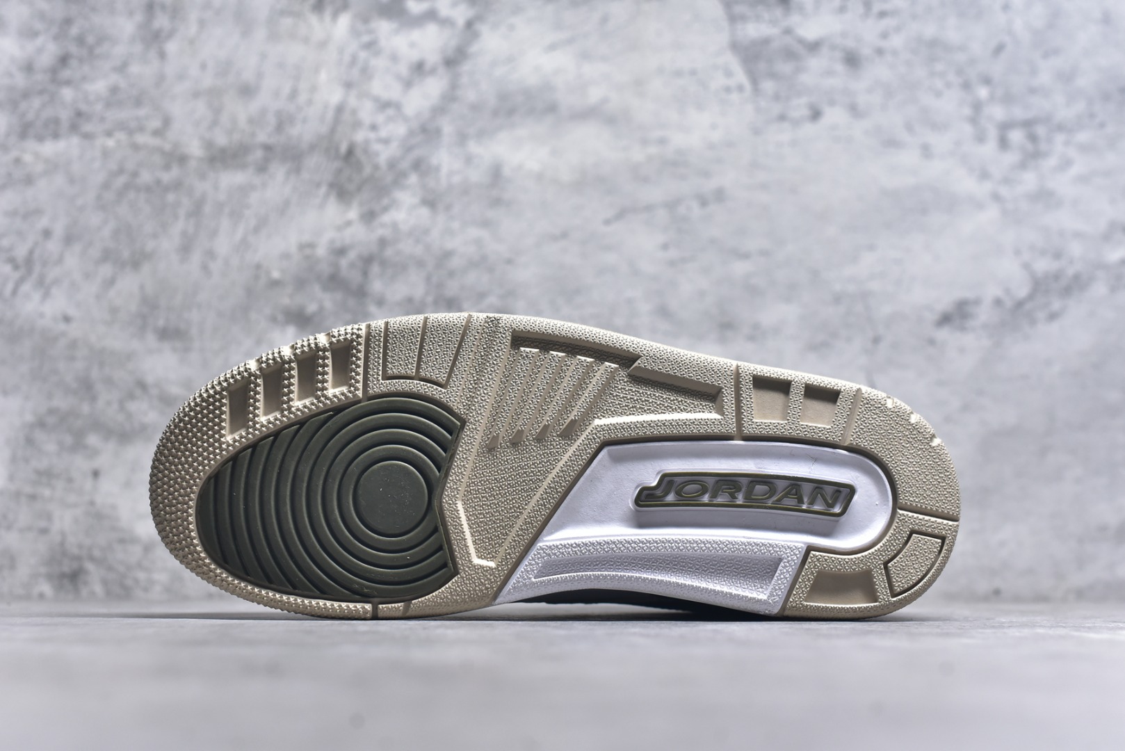 图片[6]-#开学季福利 Air Jordan Legacy AJ312 Low 低帮复古篮球鞋 市场最强独一档产物 全套原纸板楦头开发 原厂大底磨具加持立体防滑纹理 原档数据后跟TPU子母扣魔术贴 原装可视Air Sole气垫 原汁原味最完美的312代版型 唯一正确鞋头趴度弧度高度鞋身腰线 进口港宝加持 后跟自然饱满 全鞋荧光划线卡点 追求极致完美 每一双都是工艺品 多重QC质检 超越公司货的品控标准 实实在在的免检产品 鞋身采用了皮革材质打造 横跨鞋面的魔术贴十分吸睛 侧面的Swoosh Logo的一部分被鞋面遮挡了一部分 颇具玩味 魔术贴上标有NK标识 而鞋舌上是Jordan的经典红色飞翼Logo 后跟和鞋底均采用了AJ3的设计 后跟上同样也使用了经典的爆裂纹图案 尺码：36 36.5 37.5 38 38.5 39 40 40.5 41 42 42.5 43 44 44.5 45 46 47.5-选品中心