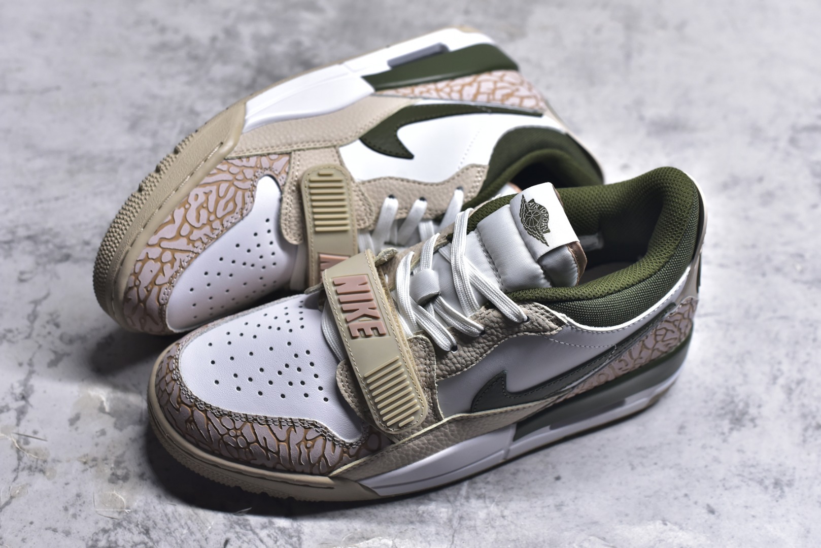 图片[7]-#开学季福利 Air Jordan Legacy AJ312 Low 低帮复古篮球鞋 市场最强独一档产物 全套原纸板楦头开发 原厂大底磨具加持立体防滑纹理 原档数据后跟TPU子母扣魔术贴 原装可视Air Sole气垫 原汁原味最完美的312代版型 唯一正确鞋头趴度弧度高度鞋身腰线 进口港宝加持 后跟自然饱满 全鞋荧光划线卡点 追求极致完美 每一双都是工艺品 多重QC质检 超越公司货的品控标准 实实在在的免检产品 鞋身采用了皮革材质打造 横跨鞋面的魔术贴十分吸睛 侧面的Swoosh Logo的一部分被鞋面遮挡了一部分 颇具玩味 魔术贴上标有NK标识 而鞋舌上是Jordan的经典红色飞翼Logo 后跟和鞋底均采用了AJ3的设计 后跟上同样也使用了经典的爆裂纹图案 尺码：36 36.5 37.5 38 38.5 39 40 40.5 41 42 42.5 43 44 44.5 45 46 47.5-选品中心