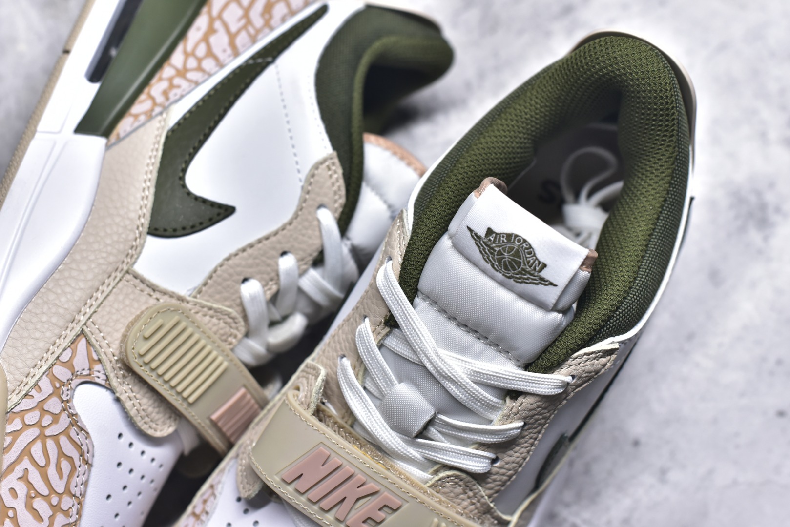 图片[9]-#开学季福利 Air Jordan Legacy AJ312 Low 低帮复古篮球鞋 市场最强独一档产物 全套原纸板楦头开发 原厂大底磨具加持立体防滑纹理 原档数据后跟TPU子母扣魔术贴 原装可视Air Sole气垫 原汁原味最完美的312代版型 唯一正确鞋头趴度弧度高度鞋身腰线 进口港宝加持 后跟自然饱满 全鞋荧光划线卡点 追求极致完美 每一双都是工艺品 多重QC质检 超越公司货的品控标准 实实在在的免检产品 鞋身采用了皮革材质打造 横跨鞋面的魔术贴十分吸睛 侧面的Swoosh Logo的一部分被鞋面遮挡了一部分 颇具玩味 魔术贴上标有NK标识 而鞋舌上是Jordan的经典红色飞翼Logo 后跟和鞋底均采用了AJ3的设计 后跟上同样也使用了经典的爆裂纹图案 尺码：36 36.5 37.5 38 38.5 39 40 40.5 41 42 42.5 43 44 44.5 45 46 47.5-选品中心