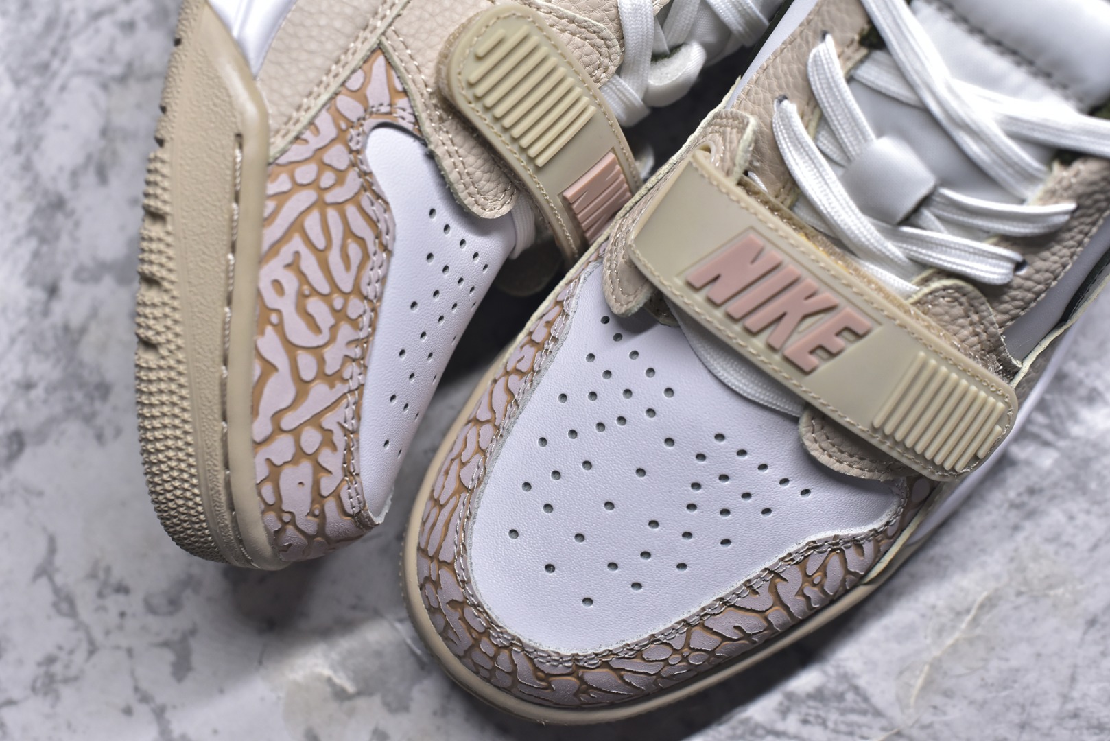 图片[8]-#开学季福利 Air Jordan Legacy AJ312 Low 低帮复古篮球鞋 市场最强独一档产物 全套原纸板楦头开发 原厂大底磨具加持立体防滑纹理 原档数据后跟TPU子母扣魔术贴 原装可视Air Sole气垫 原汁原味最完美的312代版型 唯一正确鞋头趴度弧度高度鞋身腰线 进口港宝加持 后跟自然饱满 全鞋荧光划线卡点 追求极致完美 每一双都是工艺品 多重QC质检 超越公司货的品控标准 实实在在的免检产品 鞋身采用了皮革材质打造 横跨鞋面的魔术贴十分吸睛 侧面的Swoosh Logo的一部分被鞋面遮挡了一部分 颇具玩味 魔术贴上标有NK标识 而鞋舌上是Jordan的经典红色飞翼Logo 后跟和鞋底均采用了AJ3的设计 后跟上同样也使用了经典的爆裂纹图案 尺码：36 36.5 37.5 38 38.5 39 40 40.5 41 42 42.5 43 44 44.5 45 46 47.5-选品中心