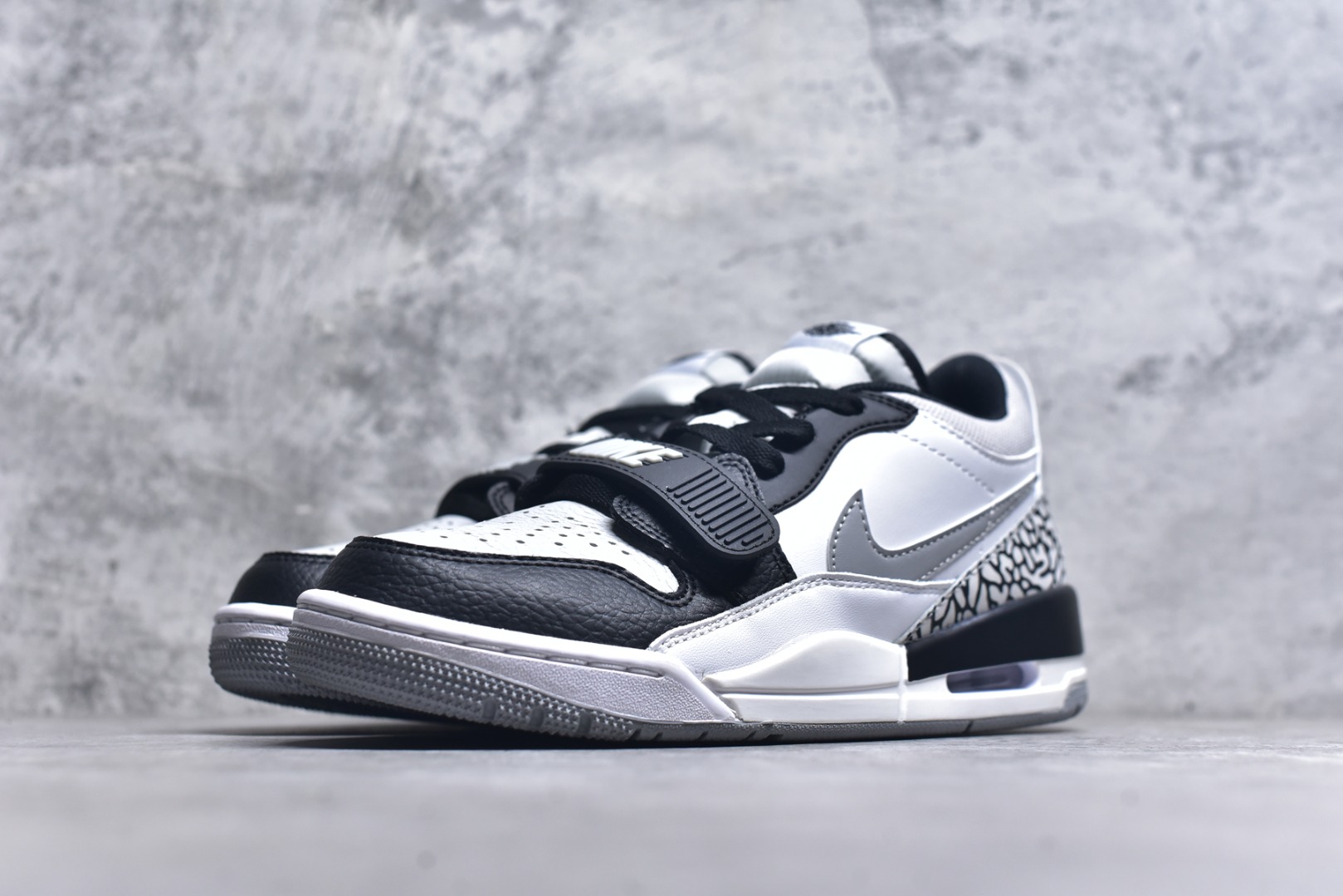 图片[2]-#开学季福利 Air Jordan Legacy AJ312 Low 低帮复古篮球鞋 市场最强独一档产物 全套原纸板楦头开发 原厂大底磨具加持立体防滑纹理 原档数据后跟TPU子母扣魔术贴 原装可视Air Sole气垫 原汁原味最完美的312代版型 唯一正确鞋头趴度弧度高度鞋身腰线 进口港宝加持 后跟自然饱满 全鞋荧光划线卡点 追求极致完美 每一双都是工艺品 多重QC质检 超越公司货的品控标准 实实在在的免检产品 鞋身采用了皮革材质打造 横跨鞋面的魔术贴十分吸睛 侧面的Swoosh Logo的一部分被鞋面遮挡了一部分 颇具玩味 魔术贴上标有NK标识 而鞋舌上是Jordan的经典红色飞翼Logo 后跟和鞋底均采用了AJ3的设计 后跟上同样也使用了经典的爆裂纹图案 尺码：36 36.5 37.5 38 38.5 39 40 40.5 41 42 42.5 43 44 44.5 45 46 47.5-选品中心