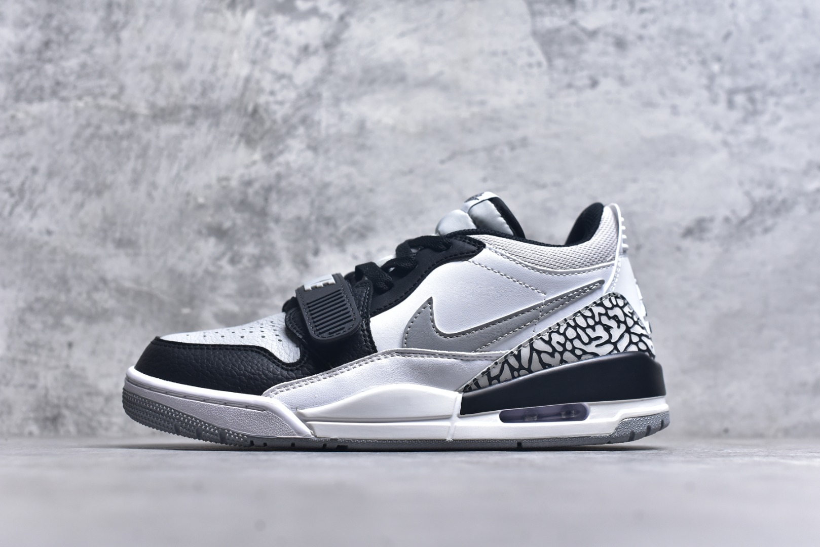 #开学季福利 Air Jordan Legacy AJ312 Low 低帮复古篮球鞋 市场最强独一档产物 全套原纸板楦头开发 原厂大底磨具加持立体防滑纹理 原档数据后跟TPU子母扣魔术贴 原装可视Air Sole气垫 原汁原味最完美的312代版型 唯一正确鞋头趴度弧度高度鞋身腰线 进口港宝加持 后跟自然饱满 全鞋荧光划线卡点 追求极致完美 每一双都是工艺品 多重QC质检 超越公司货的品控标准 实实在在的免检产品 鞋身采用了皮革材质打造 横跨鞋面的魔术贴十分吸睛 侧面的Swoosh Logo的一部分被鞋面遮挡了一部分 颇具玩味 魔术贴上标有NK标识 而鞋舌上是Jordan的经典红色飞翼Logo 后跟和鞋底均采用了AJ3的设计 后跟上同样也使用了经典的爆裂纹图案 尺码：36 36.5 37.5 38 38.5 39 40 40.5 41 42 42.5 43 44 44.5 45 46 47.5-选品中心