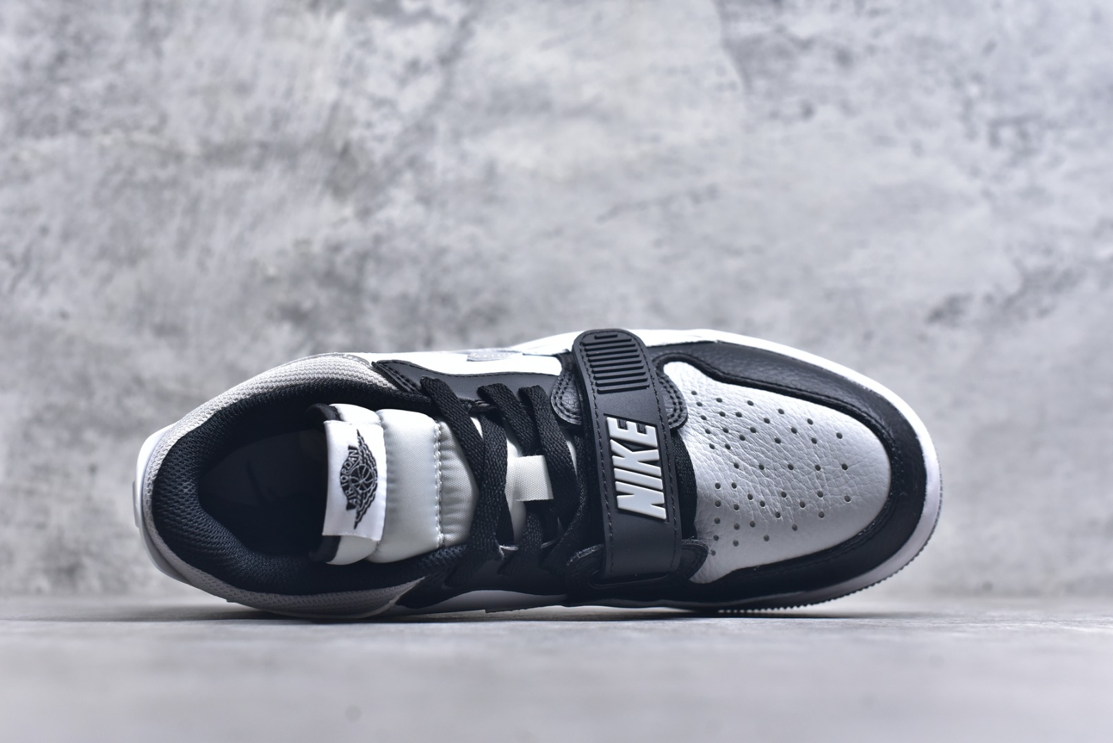 图片[4]-#开学季福利 Air Jordan Legacy AJ312 Low 低帮复古篮球鞋 市场最强独一档产物 全套原纸板楦头开发 原厂大底磨具加持立体防滑纹理 原档数据后跟TPU子母扣魔术贴 原装可视Air Sole气垫 原汁原味最完美的312代版型 唯一正确鞋头趴度弧度高度鞋身腰线 进口港宝加持 后跟自然饱满 全鞋荧光划线卡点 追求极致完美 每一双都是工艺品 多重QC质检 超越公司货的品控标准 实实在在的免检产品 鞋身采用了皮革材质打造 横跨鞋面的魔术贴十分吸睛 侧面的Swoosh Logo的一部分被鞋面遮挡了一部分 颇具玩味 魔术贴上标有NK标识 而鞋舌上是Jordan的经典红色飞翼Logo 后跟和鞋底均采用了AJ3的设计 后跟上同样也使用了经典的爆裂纹图案 尺码：36 36.5 37.5 38 38.5 39 40 40.5 41 42 42.5 43 44 44.5 45 46 47.5-选品中心