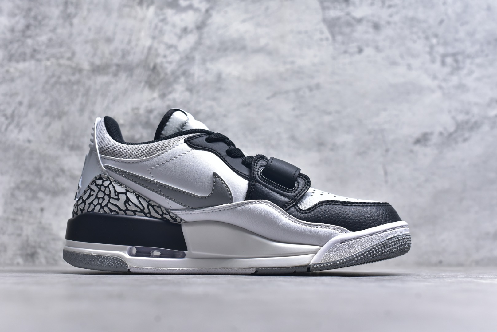 图片[3]-#开学季福利 Air Jordan Legacy AJ312 Low 低帮复古篮球鞋 市场最强独一档产物 全套原纸板楦头开发 原厂大底磨具加持立体防滑纹理 原档数据后跟TPU子母扣魔术贴 原装可视Air Sole气垫 原汁原味最完美的312代版型 唯一正确鞋头趴度弧度高度鞋身腰线 进口港宝加持 后跟自然饱满 全鞋荧光划线卡点 追求极致完美 每一双都是工艺品 多重QC质检 超越公司货的品控标准 实实在在的免检产品 鞋身采用了皮革材质打造 横跨鞋面的魔术贴十分吸睛 侧面的Swoosh Logo的一部分被鞋面遮挡了一部分 颇具玩味 魔术贴上标有NK标识 而鞋舌上是Jordan的经典红色飞翼Logo 后跟和鞋底均采用了AJ3的设计 后跟上同样也使用了经典的爆裂纹图案 尺码：36 36.5 37.5 38 38.5 39 40 40.5 41 42 42.5 43 44 44.5 45 46 47.5-选品中心