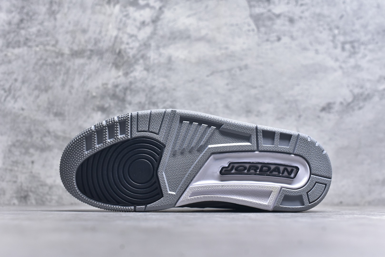 图片[6]-#开学季福利 Air Jordan Legacy AJ312 Low 低帮复古篮球鞋 市场最强独一档产物 全套原纸板楦头开发 原厂大底磨具加持立体防滑纹理 原档数据后跟TPU子母扣魔术贴 原装可视Air Sole气垫 原汁原味最完美的312代版型 唯一正确鞋头趴度弧度高度鞋身腰线 进口港宝加持 后跟自然饱满 全鞋荧光划线卡点 追求极致完美 每一双都是工艺品 多重QC质检 超越公司货的品控标准 实实在在的免检产品 鞋身采用了皮革材质打造 横跨鞋面的魔术贴十分吸睛 侧面的Swoosh Logo的一部分被鞋面遮挡了一部分 颇具玩味 魔术贴上标有NK标识 而鞋舌上是Jordan的经典红色飞翼Logo 后跟和鞋底均采用了AJ3的设计 后跟上同样也使用了经典的爆裂纹图案 尺码：36 36.5 37.5 38 38.5 39 40 40.5 41 42 42.5 43 44 44.5 45 46 47.5-选品中心