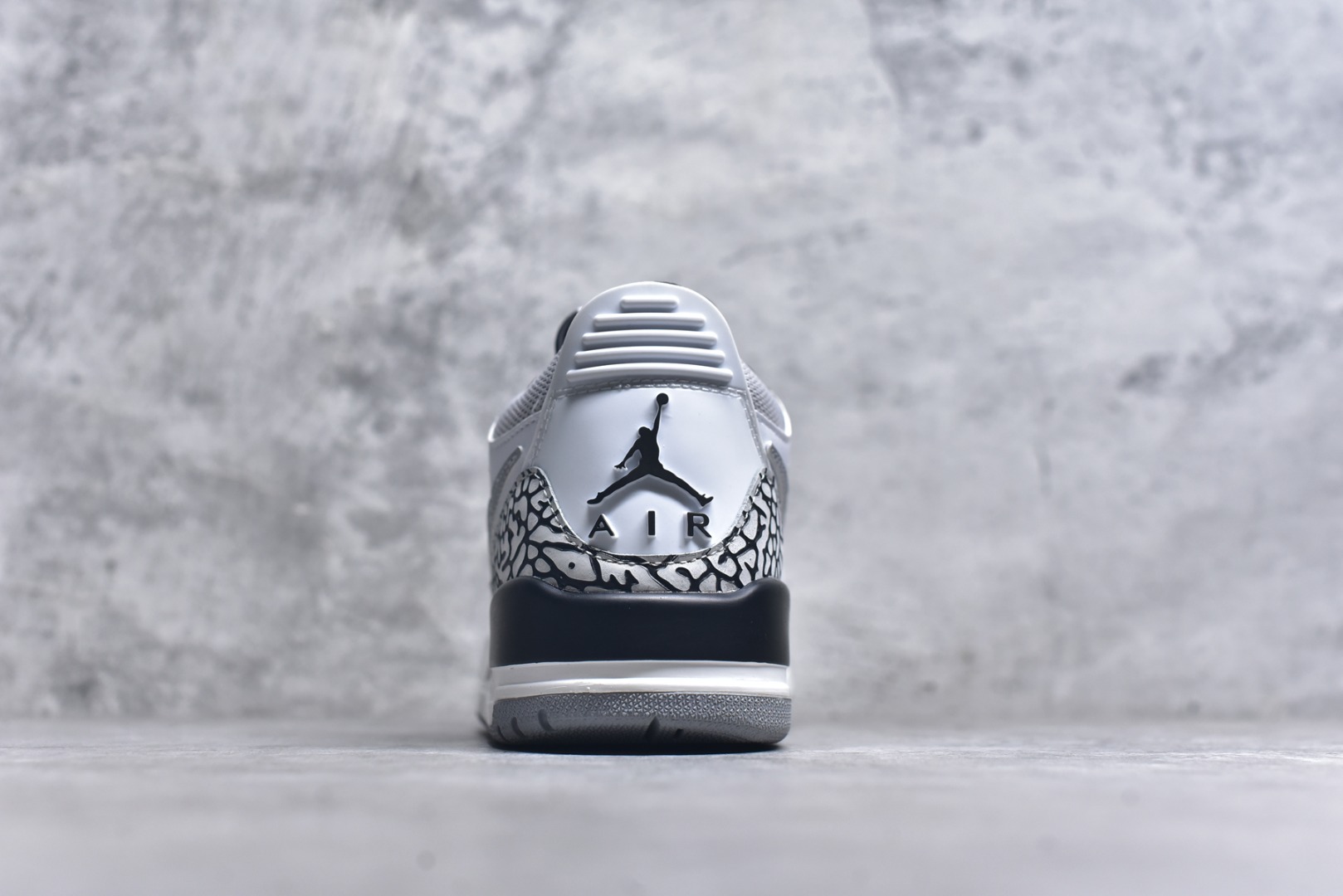 图片[5]-#开学季福利 Air Jordan Legacy AJ312 Low 低帮复古篮球鞋 市场最强独一档产物 全套原纸板楦头开发 原厂大底磨具加持立体防滑纹理 原档数据后跟TPU子母扣魔术贴 原装可视Air Sole气垫 原汁原味最完美的312代版型 唯一正确鞋头趴度弧度高度鞋身腰线 进口港宝加持 后跟自然饱满 全鞋荧光划线卡点 追求极致完美 每一双都是工艺品 多重QC质检 超越公司货的品控标准 实实在在的免检产品 鞋身采用了皮革材质打造 横跨鞋面的魔术贴十分吸睛 侧面的Swoosh Logo的一部分被鞋面遮挡了一部分 颇具玩味 魔术贴上标有NK标识 而鞋舌上是Jordan的经典红色飞翼Logo 后跟和鞋底均采用了AJ3的设计 后跟上同样也使用了经典的爆裂纹图案 尺码：36 36.5 37.5 38 38.5 39 40 40.5 41 42 42.5 43 44 44.5 45 46 47.5-选品中心