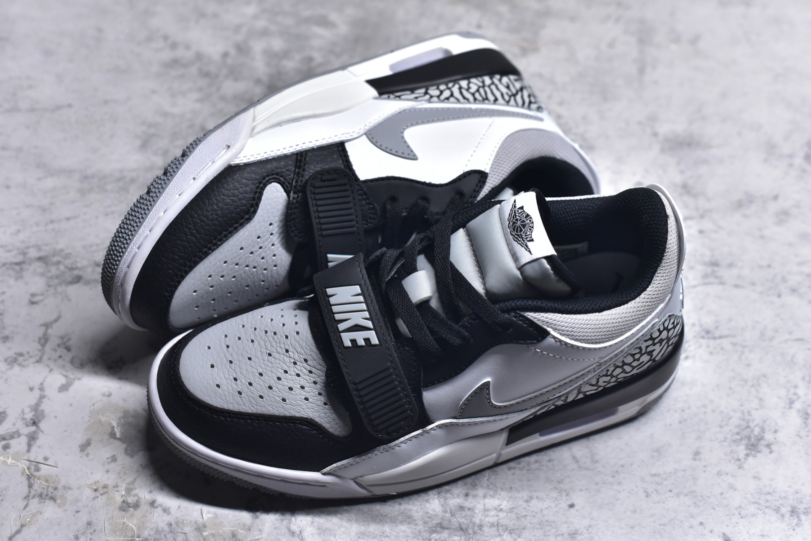 图片[7]-#开学季福利 Air Jordan Legacy AJ312 Low 低帮复古篮球鞋 市场最强独一档产物 全套原纸板楦头开发 原厂大底磨具加持立体防滑纹理 原档数据后跟TPU子母扣魔术贴 原装可视Air Sole气垫 原汁原味最完美的312代版型 唯一正确鞋头趴度弧度高度鞋身腰线 进口港宝加持 后跟自然饱满 全鞋荧光划线卡点 追求极致完美 每一双都是工艺品 多重QC质检 超越公司货的品控标准 实实在在的免检产品 鞋身采用了皮革材质打造 横跨鞋面的魔术贴十分吸睛 侧面的Swoosh Logo的一部分被鞋面遮挡了一部分 颇具玩味 魔术贴上标有NK标识 而鞋舌上是Jordan的经典红色飞翼Logo 后跟和鞋底均采用了AJ3的设计 后跟上同样也使用了经典的爆裂纹图案 尺码：36 36.5 37.5 38 38.5 39 40 40.5 41 42 42.5 43 44 44.5 45 46 47.5-选品中心