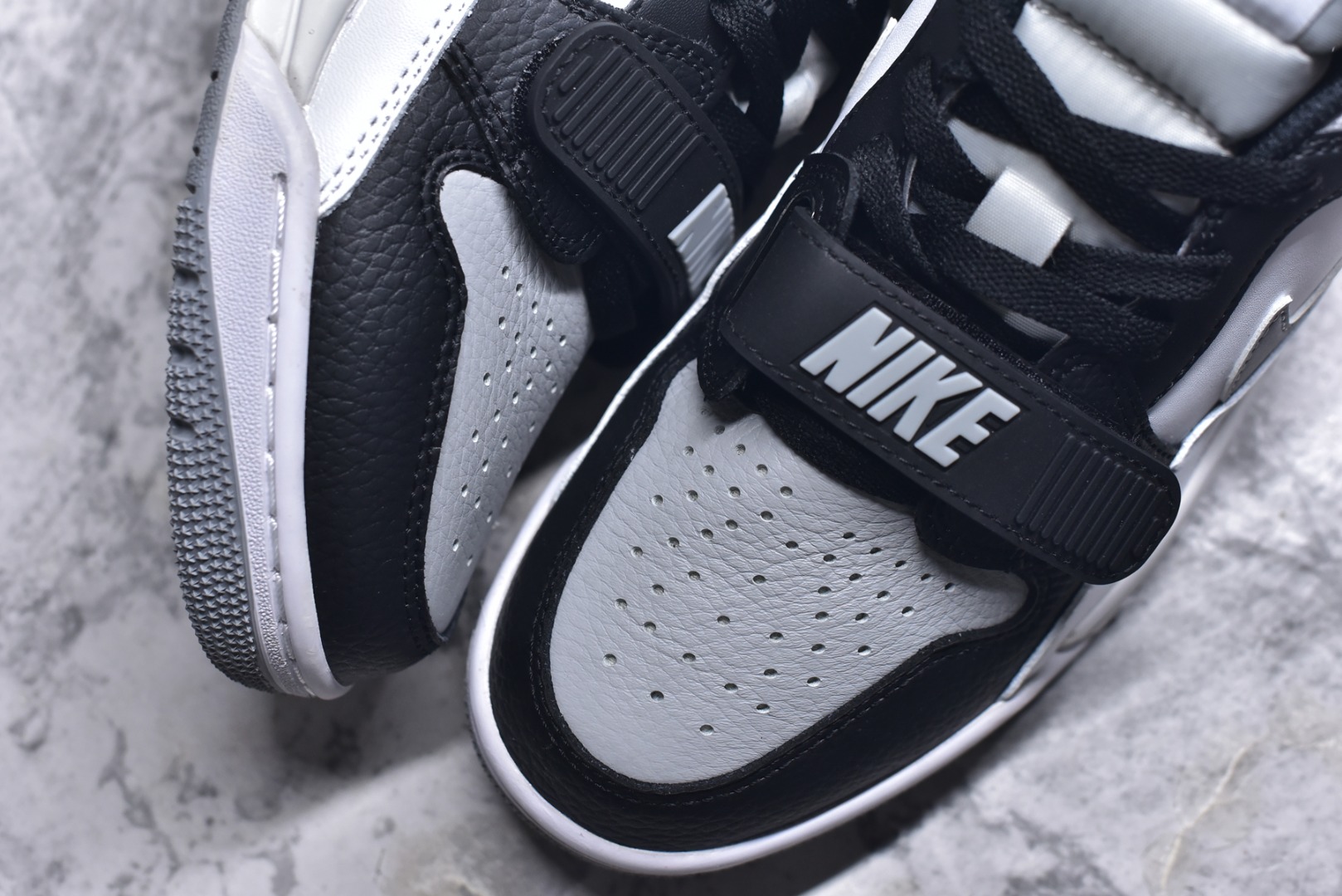 图片[8]-#开学季福利 Air Jordan Legacy AJ312 Low 低帮复古篮球鞋 市场最强独一档产物 全套原纸板楦头开发 原厂大底磨具加持立体防滑纹理 原档数据后跟TPU子母扣魔术贴 原装可视Air Sole气垫 原汁原味最完美的312代版型 唯一正确鞋头趴度弧度高度鞋身腰线 进口港宝加持 后跟自然饱满 全鞋荧光划线卡点 追求极致完美 每一双都是工艺品 多重QC质检 超越公司货的品控标准 实实在在的免检产品 鞋身采用了皮革材质打造 横跨鞋面的魔术贴十分吸睛 侧面的Swoosh Logo的一部分被鞋面遮挡了一部分 颇具玩味 魔术贴上标有NK标识 而鞋舌上是Jordan的经典红色飞翼Logo 后跟和鞋底均采用了AJ3的设计 后跟上同样也使用了经典的爆裂纹图案 尺码：36 36.5 37.5 38 38.5 39 40 40.5 41 42 42.5 43 44 44.5 45 46 47.5-选品中心