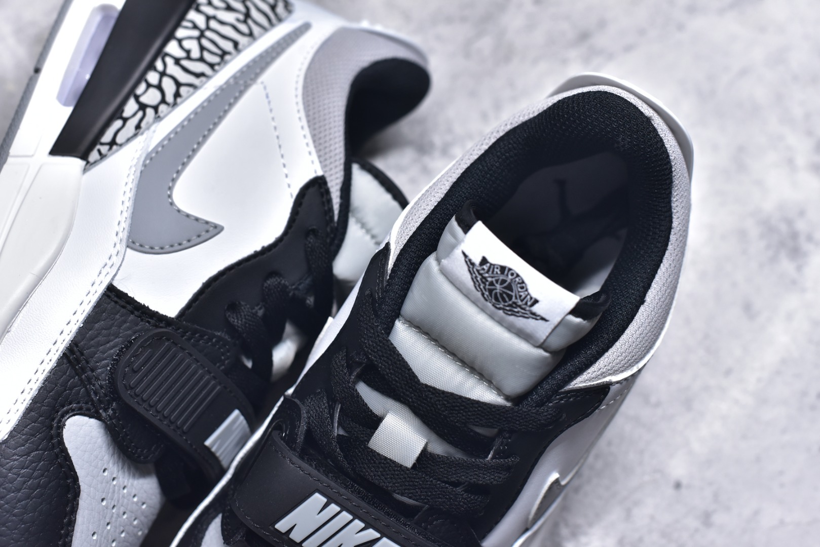 图片[9]-#开学季福利 Air Jordan Legacy AJ312 Low 低帮复古篮球鞋 市场最强独一档产物 全套原纸板楦头开发 原厂大底磨具加持立体防滑纹理 原档数据后跟TPU子母扣魔术贴 原装可视Air Sole气垫 原汁原味最完美的312代版型 唯一正确鞋头趴度弧度高度鞋身腰线 进口港宝加持 后跟自然饱满 全鞋荧光划线卡点 追求极致完美 每一双都是工艺品 多重QC质检 超越公司货的品控标准 实实在在的免检产品 鞋身采用了皮革材质打造 横跨鞋面的魔术贴十分吸睛 侧面的Swoosh Logo的一部分被鞋面遮挡了一部分 颇具玩味 魔术贴上标有NK标识 而鞋舌上是Jordan的经典红色飞翼Logo 后跟和鞋底均采用了AJ3的设计 后跟上同样也使用了经典的爆裂纹图案 尺码：36 36.5 37.5 38 38.5 39 40 40.5 41 42 42.5 43 44 44.5 45 46 47.5-选品中心