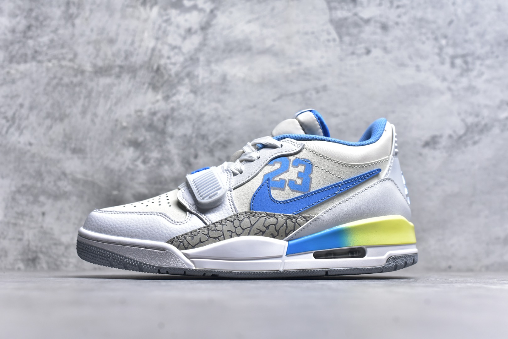 #开学季福利 Air Jordan Legacy AJ312 Low 低帮复古篮球鞋 市场最强独一档产物 全套原纸板楦头开发 原厂大底磨具加持立体防滑纹理 原档数据后跟TPU子母扣魔术贴 原装可视Air Sole气垫 原汁原味最完美的312代版型 唯一正确鞋头趴度弧度高度鞋身腰线 进口港宝加持 后跟自然饱满 全鞋荧光划线卡点 追求极致完美 每一双都是工艺品 多重QC质检 超越公司货的品控标准 实实在在的免检产品 鞋身采用了皮革材质打造 横跨鞋面的魔术贴十分吸睛 侧面的Swoosh Logo的一部分被鞋面遮挡了一部分 颇具玩味 魔术贴上标有NK标识 而鞋舌上是Jordan的经典红色飞翼Logo 后跟和鞋底均采用了AJ3的设计 后跟上同样也使用了经典的爆裂纹图案 尺码：36 36.5 37.5 38 38.5 39 40 40.5 41 42 42.5 43 44 44.5 45 46 47.5-选品中心