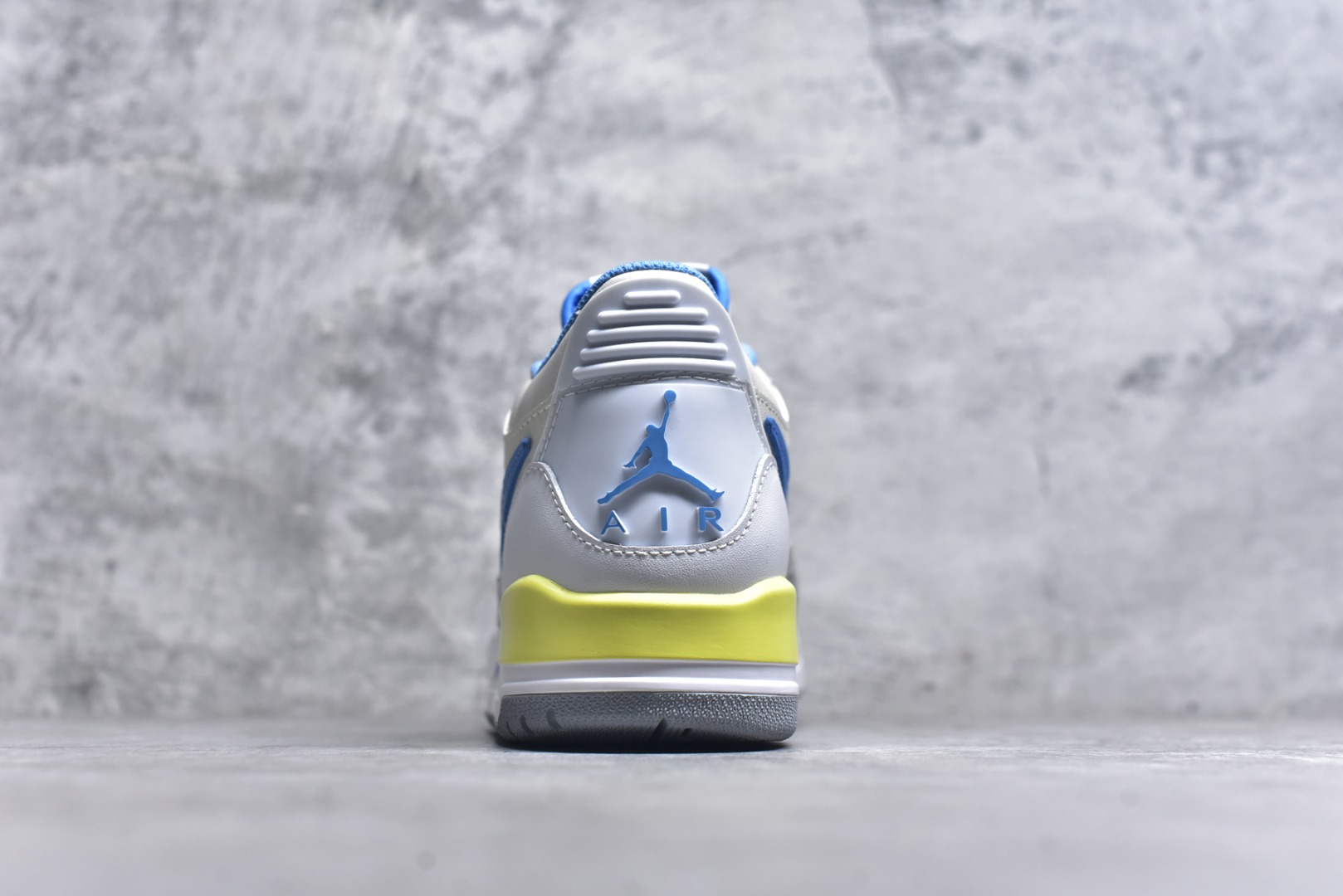 图片[5]-#开学季福利 Air Jordan Legacy AJ312 Low 低帮复古篮球鞋 市场最强独一档产物 全套原纸板楦头开发 原厂大底磨具加持立体防滑纹理 原档数据后跟TPU子母扣魔术贴 原装可视Air Sole气垫 原汁原味最完美的312代版型 唯一正确鞋头趴度弧度高度鞋身腰线 进口港宝加持 后跟自然饱满 全鞋荧光划线卡点 追求极致完美 每一双都是工艺品 多重QC质检 超越公司货的品控标准 实实在在的免检产品 鞋身采用了皮革材质打造 横跨鞋面的魔术贴十分吸睛 侧面的Swoosh Logo的一部分被鞋面遮挡了一部分 颇具玩味 魔术贴上标有NK标识 而鞋舌上是Jordan的经典红色飞翼Logo 后跟和鞋底均采用了AJ3的设计 后跟上同样也使用了经典的爆裂纹图案 尺码：36 36.5 37.5 38 38.5 39 40 40.5 41 42 42.5 43 44 44.5 45 46 47.5-选品中心