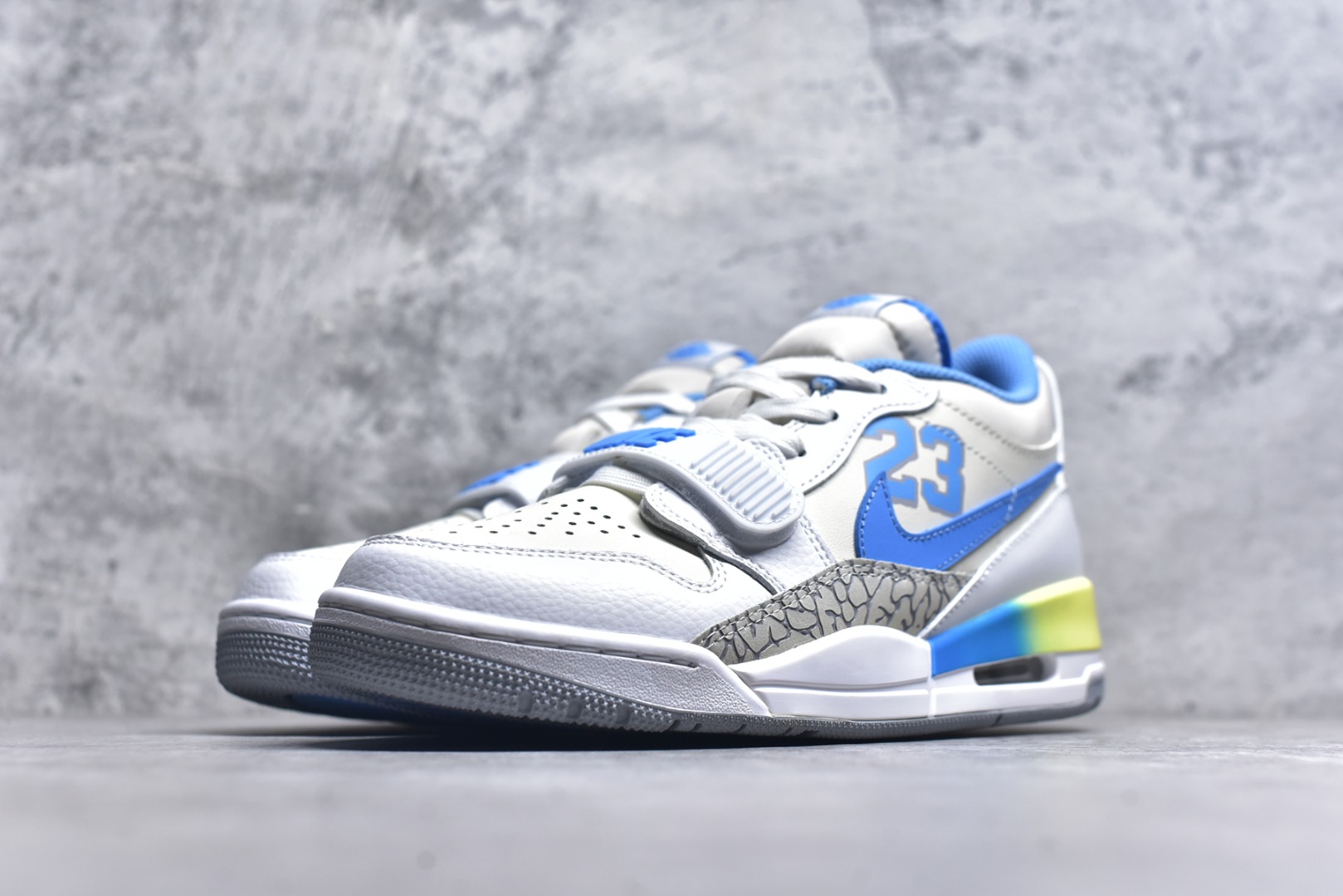 图片[2]-#开学季福利 Air Jordan Legacy AJ312 Low 低帮复古篮球鞋 市场最强独一档产物 全套原纸板楦头开发 原厂大底磨具加持立体防滑纹理 原档数据后跟TPU子母扣魔术贴 原装可视Air Sole气垫 原汁原味最完美的312代版型 唯一正确鞋头趴度弧度高度鞋身腰线 进口港宝加持 后跟自然饱满 全鞋荧光划线卡点 追求极致完美 每一双都是工艺品 多重QC质检 超越公司货的品控标准 实实在在的免检产品 鞋身采用了皮革材质打造 横跨鞋面的魔术贴十分吸睛 侧面的Swoosh Logo的一部分被鞋面遮挡了一部分 颇具玩味 魔术贴上标有NK标识 而鞋舌上是Jordan的经典红色飞翼Logo 后跟和鞋底均采用了AJ3的设计 后跟上同样也使用了经典的爆裂纹图案 尺码：36 36.5 37.5 38 38.5 39 40 40.5 41 42 42.5 43 44 44.5 45 46 47.5-选品中心