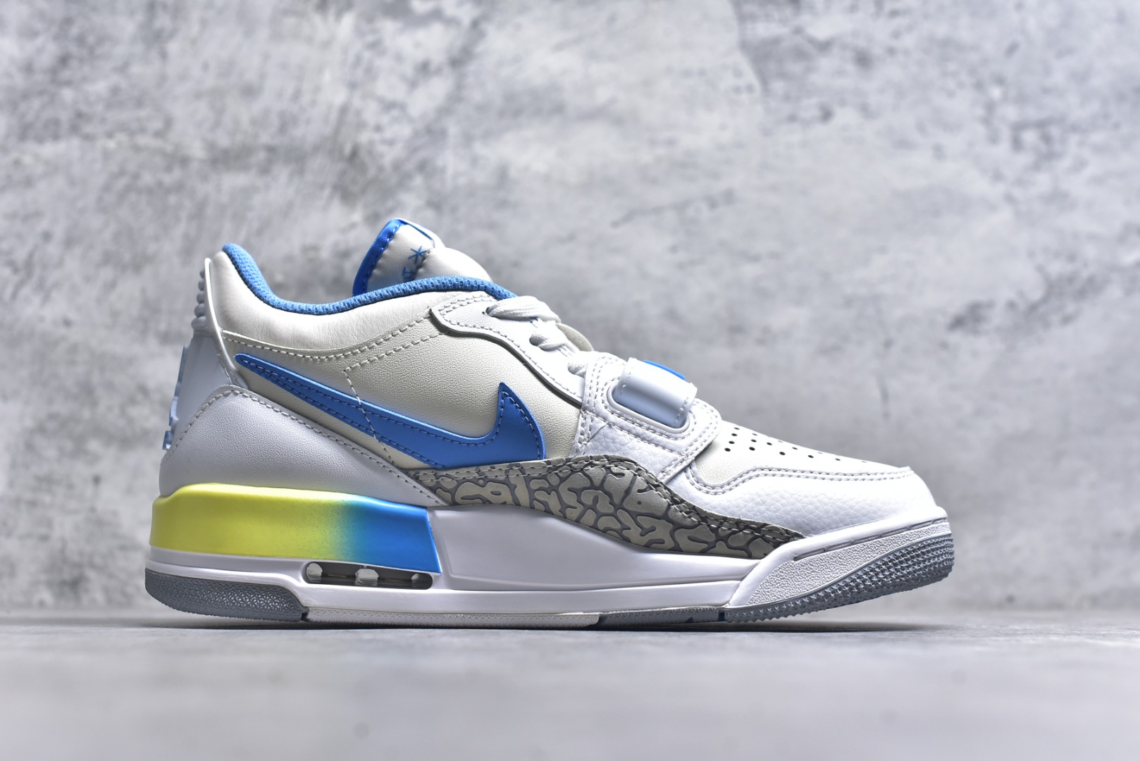 图片[3]-#开学季福利 Air Jordan Legacy AJ312 Low 低帮复古篮球鞋 市场最强独一档产物 全套原纸板楦头开发 原厂大底磨具加持立体防滑纹理 原档数据后跟TPU子母扣魔术贴 原装可视Air Sole气垫 原汁原味最完美的312代版型 唯一正确鞋头趴度弧度高度鞋身腰线 进口港宝加持 后跟自然饱满 全鞋荧光划线卡点 追求极致完美 每一双都是工艺品 多重QC质检 超越公司货的品控标准 实实在在的免检产品 鞋身采用了皮革材质打造 横跨鞋面的魔术贴十分吸睛 侧面的Swoosh Logo的一部分被鞋面遮挡了一部分 颇具玩味 魔术贴上标有NK标识 而鞋舌上是Jordan的经典红色飞翼Logo 后跟和鞋底均采用了AJ3的设计 后跟上同样也使用了经典的爆裂纹图案 尺码：36 36.5 37.5 38 38.5 39 40 40.5 41 42 42.5 43 44 44.5 45 46 47.5-选品中心