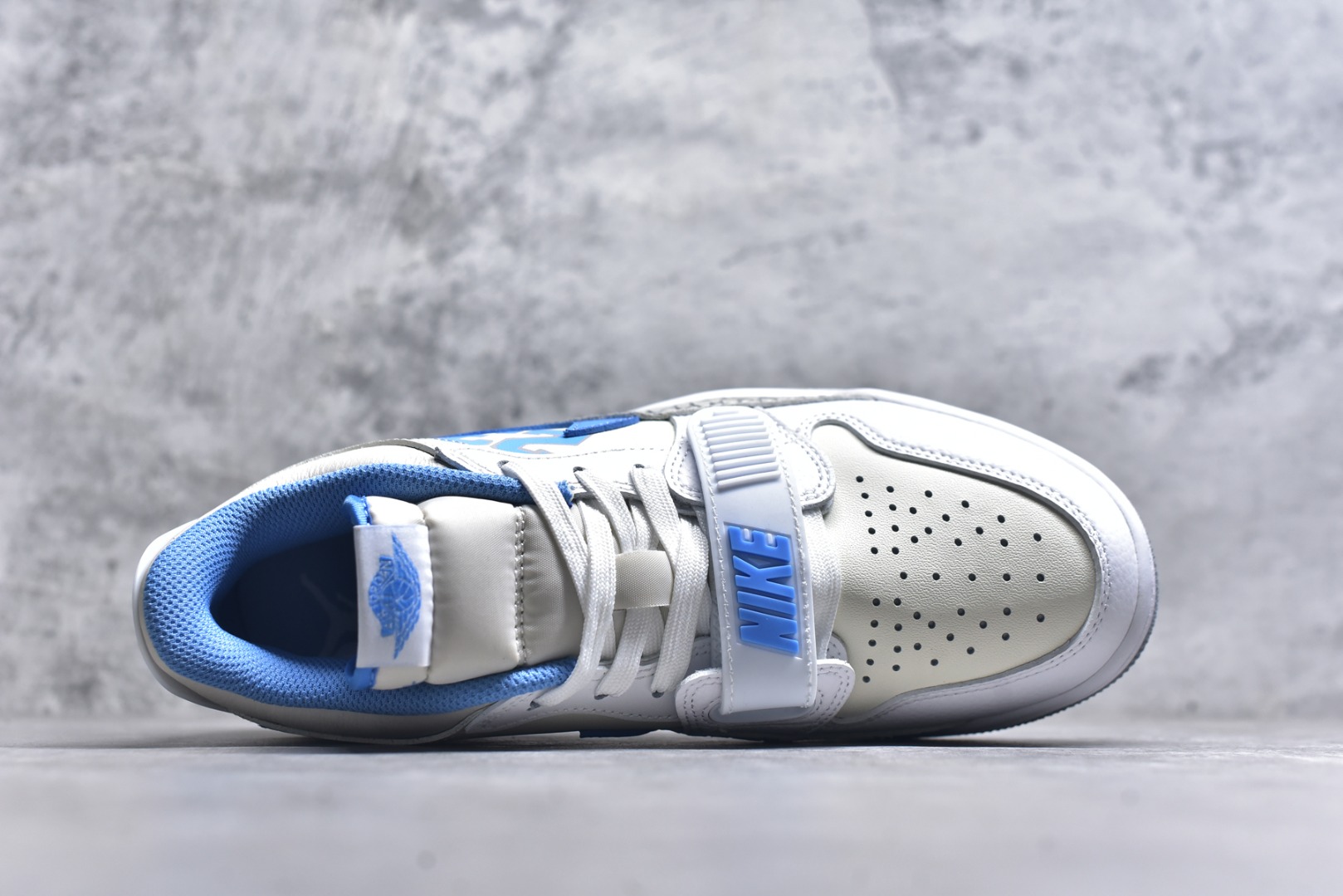 图片[4]-#开学季福利 Air Jordan Legacy AJ312 Low 低帮复古篮球鞋 市场最强独一档产物 全套原纸板楦头开发 原厂大底磨具加持立体防滑纹理 原档数据后跟TPU子母扣魔术贴 原装可视Air Sole气垫 原汁原味最完美的312代版型 唯一正确鞋头趴度弧度高度鞋身腰线 进口港宝加持 后跟自然饱满 全鞋荧光划线卡点 追求极致完美 每一双都是工艺品 多重QC质检 超越公司货的品控标准 实实在在的免检产品 鞋身采用了皮革材质打造 横跨鞋面的魔术贴十分吸睛 侧面的Swoosh Logo的一部分被鞋面遮挡了一部分 颇具玩味 魔术贴上标有NK标识 而鞋舌上是Jordan的经典红色飞翼Logo 后跟和鞋底均采用了AJ3的设计 后跟上同样也使用了经典的爆裂纹图案 尺码：36 36.5 37.5 38 38.5 39 40 40.5 41 42 42.5 43 44 44.5 45 46 47.5-选品中心