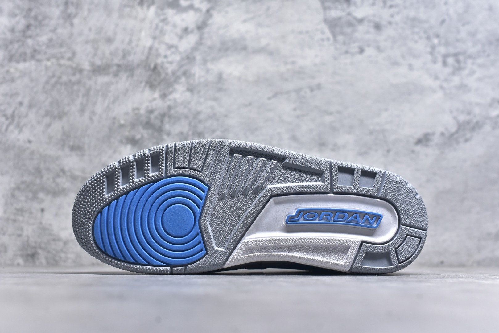 图片[6]-#开学季福利 Air Jordan Legacy AJ312 Low 低帮复古篮球鞋 市场最强独一档产物 全套原纸板楦头开发 原厂大底磨具加持立体防滑纹理 原档数据后跟TPU子母扣魔术贴 原装可视Air Sole气垫 原汁原味最完美的312代版型 唯一正确鞋头趴度弧度高度鞋身腰线 进口港宝加持 后跟自然饱满 全鞋荧光划线卡点 追求极致完美 每一双都是工艺品 多重QC质检 超越公司货的品控标准 实实在在的免检产品 鞋身采用了皮革材质打造 横跨鞋面的魔术贴十分吸睛 侧面的Swoosh Logo的一部分被鞋面遮挡了一部分 颇具玩味 魔术贴上标有NK标识 而鞋舌上是Jordan的经典红色飞翼Logo 后跟和鞋底均采用了AJ3的设计 后跟上同样也使用了经典的爆裂纹图案 尺码：36 36.5 37.5 38 38.5 39 40 40.5 41 42 42.5 43 44 44.5 45 46 47.5-选品中心