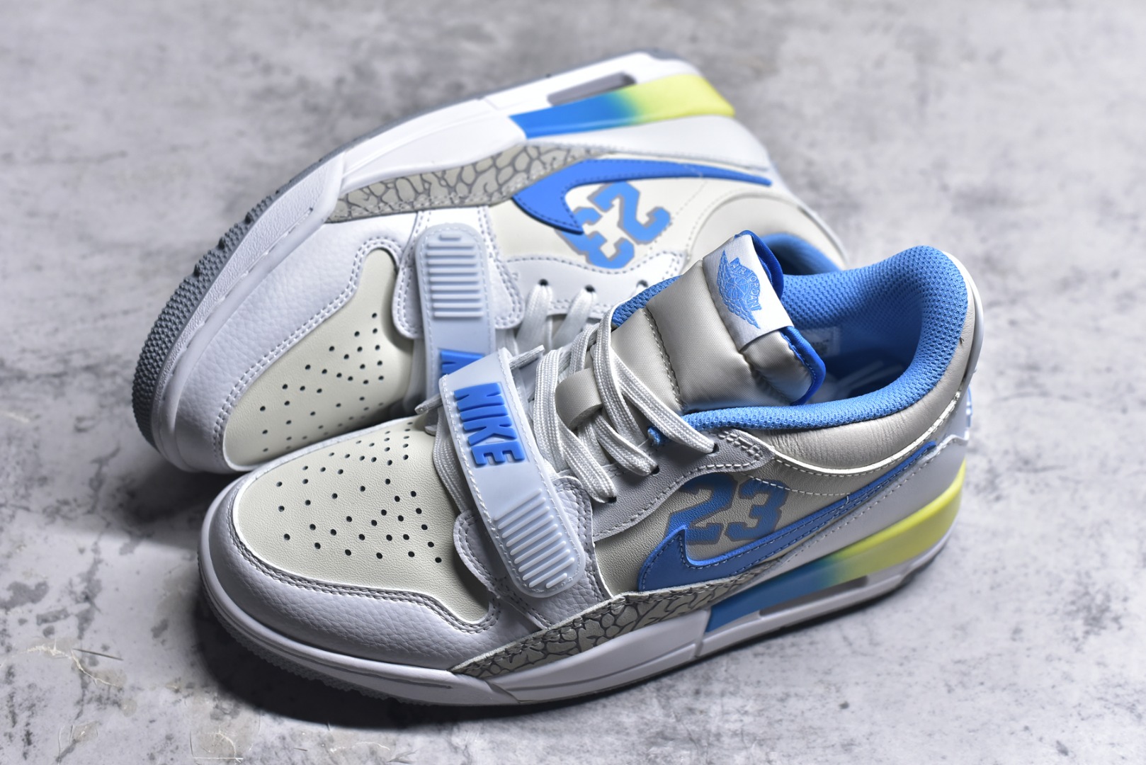 图片[7]-#开学季福利 Air Jordan Legacy AJ312 Low 低帮复古篮球鞋 市场最强独一档产物 全套原纸板楦头开发 原厂大底磨具加持立体防滑纹理 原档数据后跟TPU子母扣魔术贴 原装可视Air Sole气垫 原汁原味最完美的312代版型 唯一正确鞋头趴度弧度高度鞋身腰线 进口港宝加持 后跟自然饱满 全鞋荧光划线卡点 追求极致完美 每一双都是工艺品 多重QC质检 超越公司货的品控标准 实实在在的免检产品 鞋身采用了皮革材质打造 横跨鞋面的魔术贴十分吸睛 侧面的Swoosh Logo的一部分被鞋面遮挡了一部分 颇具玩味 魔术贴上标有NK标识 而鞋舌上是Jordan的经典红色飞翼Logo 后跟和鞋底均采用了AJ3的设计 后跟上同样也使用了经典的爆裂纹图案 尺码：36 36.5 37.5 38 38.5 39 40 40.5 41 42 42.5 43 44 44.5 45 46 47.5-选品中心