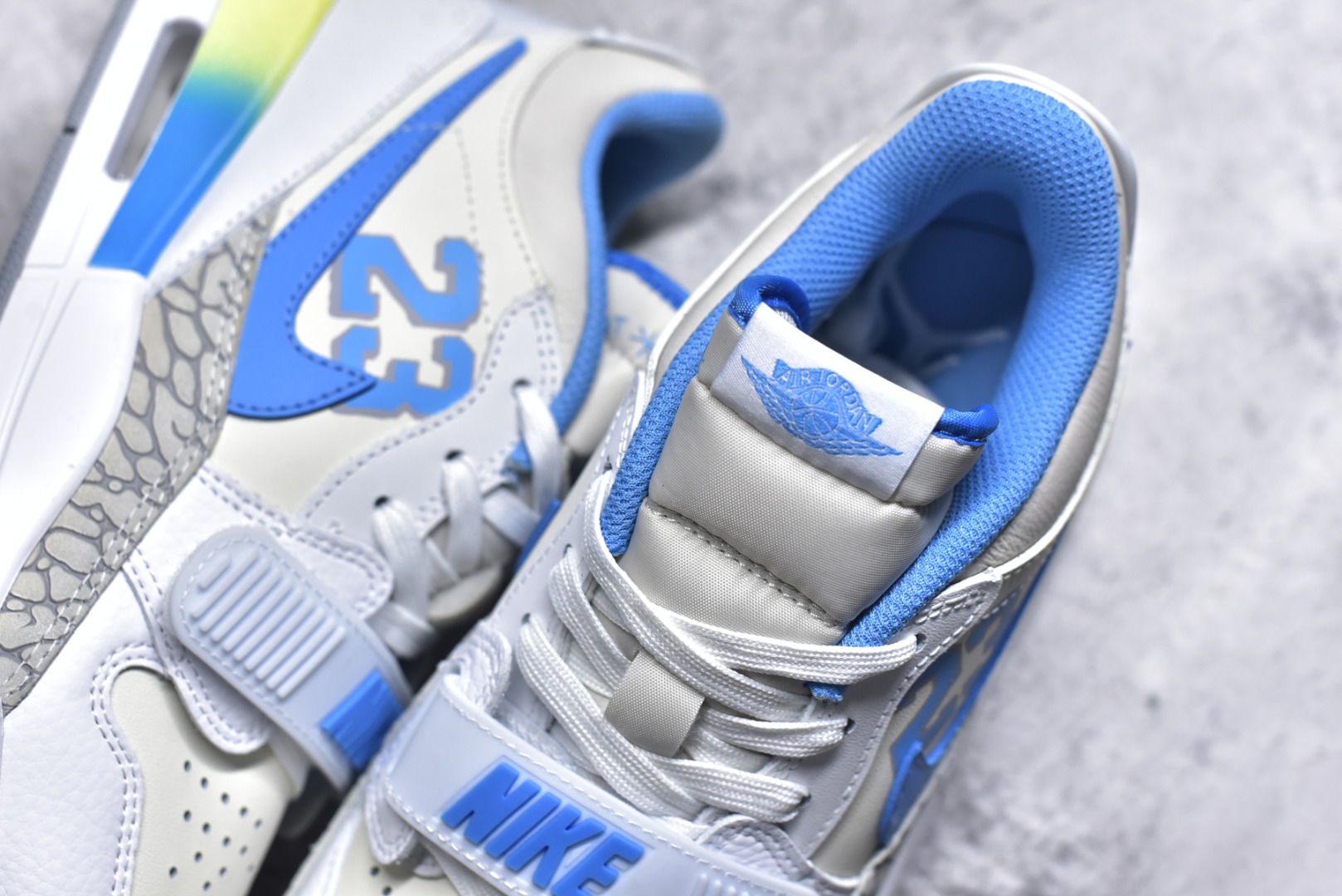 图片[9]-#开学季福利 Air Jordan Legacy AJ312 Low 低帮复古篮球鞋 市场最强独一档产物 全套原纸板楦头开发 原厂大底磨具加持立体防滑纹理 原档数据后跟TPU子母扣魔术贴 原装可视Air Sole气垫 原汁原味最完美的312代版型 唯一正确鞋头趴度弧度高度鞋身腰线 进口港宝加持 后跟自然饱满 全鞋荧光划线卡点 追求极致完美 每一双都是工艺品 多重QC质检 超越公司货的品控标准 实实在在的免检产品 鞋身采用了皮革材质打造 横跨鞋面的魔术贴十分吸睛 侧面的Swoosh Logo的一部分被鞋面遮挡了一部分 颇具玩味 魔术贴上标有NK标识 而鞋舌上是Jordan的经典红色飞翼Logo 后跟和鞋底均采用了AJ3的设计 后跟上同样也使用了经典的爆裂纹图案 尺码：36 36.5 37.5 38 38.5 39 40 40.5 41 42 42.5 43 44 44.5 45 46 47.5-选品中心