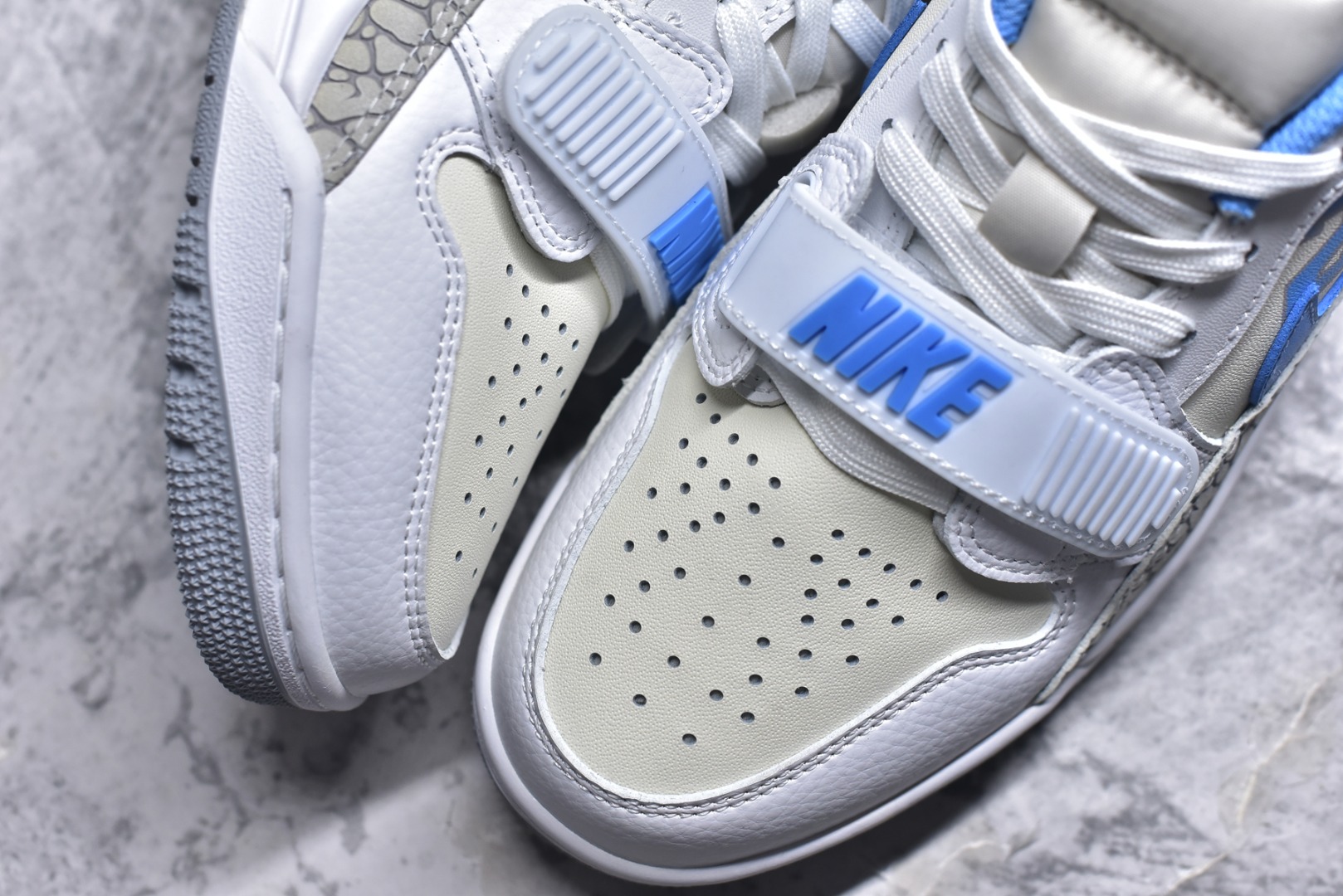 图片[8]-#开学季福利 Air Jordan Legacy AJ312 Low 低帮复古篮球鞋 市场最强独一档产物 全套原纸板楦头开发 原厂大底磨具加持立体防滑纹理 原档数据后跟TPU子母扣魔术贴 原装可视Air Sole气垫 原汁原味最完美的312代版型 唯一正确鞋头趴度弧度高度鞋身腰线 进口港宝加持 后跟自然饱满 全鞋荧光划线卡点 追求极致完美 每一双都是工艺品 多重QC质检 超越公司货的品控标准 实实在在的免检产品 鞋身采用了皮革材质打造 横跨鞋面的魔术贴十分吸睛 侧面的Swoosh Logo的一部分被鞋面遮挡了一部分 颇具玩味 魔术贴上标有NK标识 而鞋舌上是Jordan的经典红色飞翼Logo 后跟和鞋底均采用了AJ3的设计 后跟上同样也使用了经典的爆裂纹图案 尺码：36 36.5 37.5 38 38.5 39 40 40.5 41 42 42.5 43 44 44.5 45 46 47.5-选品中心