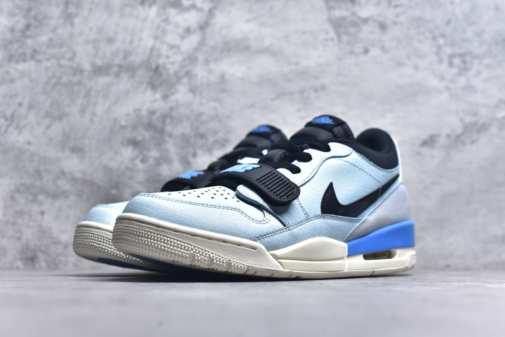 图片[2]-#开学季福利 Air Jordan Legacy AJ312 Low 低帮复古篮球鞋 市场最强独一档产物 全套原纸板楦头开发 原厂大底磨具加持立体防滑纹理 原档数据后跟TPU子母扣魔术贴 原装可视Air Sole气垫 原汁原味最完美的312代版型 唯一正确鞋头趴度弧度高度鞋身腰线 进口港宝加持 后跟自然饱满 全鞋荧光划线卡点 追求极致完美 每一双都是工艺品 多重QC质检 超越公司货的品控标准 实实在在的免检产品 鞋身采用了皮革材质打造 横跨鞋面的魔术贴十分吸睛 侧面的Swoosh Logo的一部分被鞋面遮挡了一部分 颇具玩味 魔术贴上标有NK标识 而鞋舌上是Jordan的经典红色飞翼Logo 后跟和鞋底均采用了AJ3的设计 后跟上同样也使用了经典的爆裂纹图案 尺码：36 36.5 37.5 38 38.5 39 40 40.5 41 42 42.5 43 44 44.5 45 46 47.5-选品中心