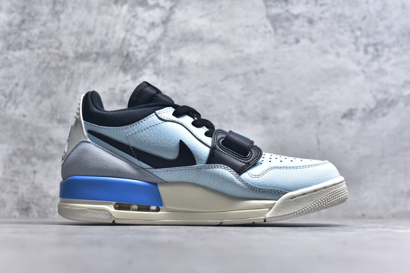 图片[3]-#开学季福利 Air Jordan Legacy AJ312 Low 低帮复古篮球鞋 市场最强独一档产物 全套原纸板楦头开发 原厂大底磨具加持立体防滑纹理 原档数据后跟TPU子母扣魔术贴 原装可视Air Sole气垫 原汁原味最完美的312代版型 唯一正确鞋头趴度弧度高度鞋身腰线 进口港宝加持 后跟自然饱满 全鞋荧光划线卡点 追求极致完美 每一双都是工艺品 多重QC质检 超越公司货的品控标准 实实在在的免检产品 鞋身采用了皮革材质打造 横跨鞋面的魔术贴十分吸睛 侧面的Swoosh Logo的一部分被鞋面遮挡了一部分 颇具玩味 魔术贴上标有NK标识 而鞋舌上是Jordan的经典红色飞翼Logo 后跟和鞋底均采用了AJ3的设计 后跟上同样也使用了经典的爆裂纹图案 尺码：36 36.5 37.5 38 38.5 39 40 40.5 41 42 42.5 43 44 44.5 45 46 47.5-选品中心