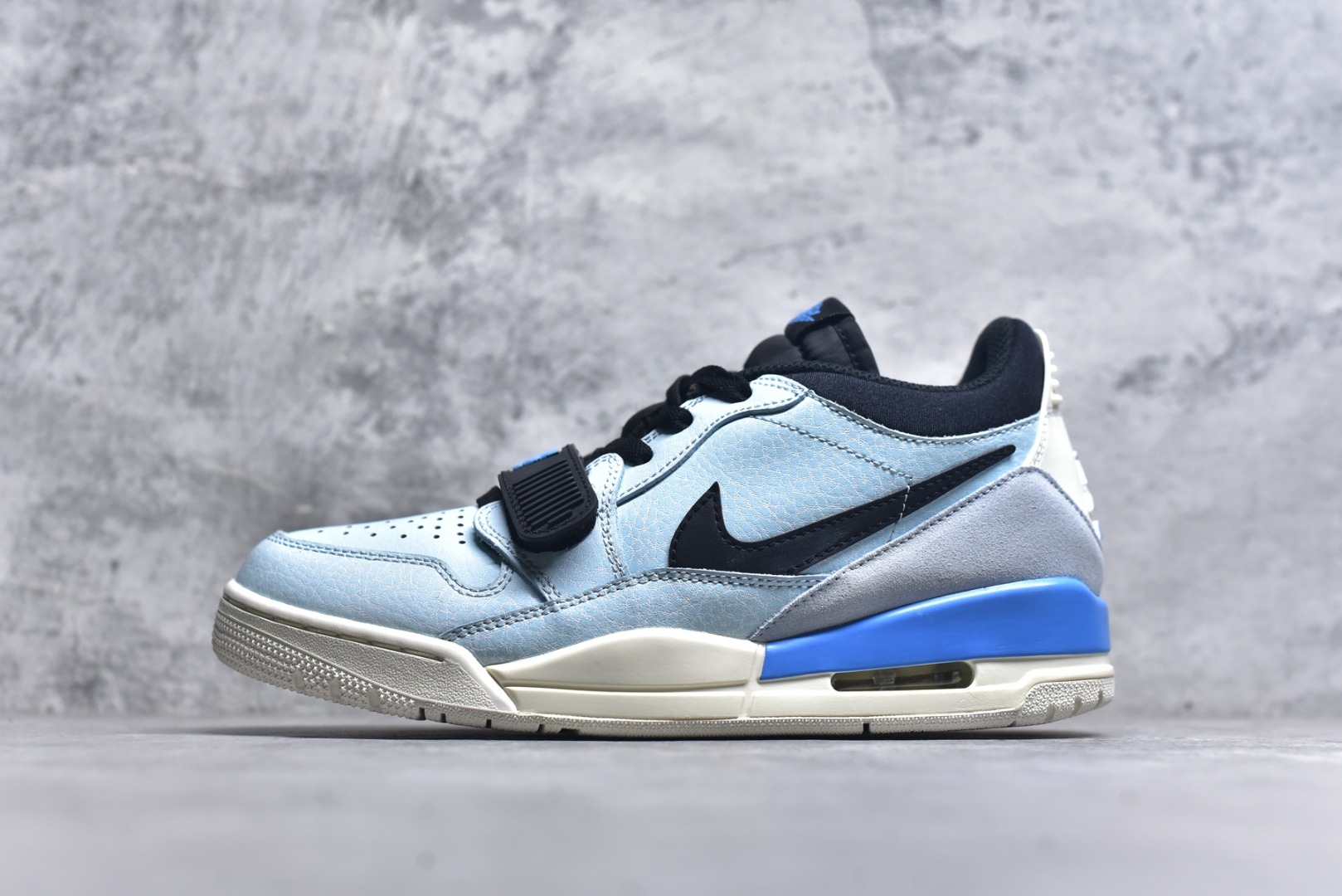 #开学季福利 Air Jordan Legacy AJ312 Low 低帮复古篮球鞋 市场最强独一档产物 全套原纸板楦头开发 原厂大底磨具加持立体防滑纹理 原档数据后跟TPU子母扣魔术贴 原装可视Air Sole气垫 原汁原味最完美的312代版型 唯一正确鞋头趴度弧度高度鞋身腰线 进口港宝加持 后跟自然饱满 全鞋荧光划线卡点 追求极致完美 每一双都是工艺品 多重QC质检 超越公司货的品控标准 实实在在的免检产品 鞋身采用了皮革材质打造 横跨鞋面的魔术贴十分吸睛 侧面的Swoosh Logo的一部分被鞋面遮挡了一部分 颇具玩味 魔术贴上标有NK标识 而鞋舌上是Jordan的经典红色飞翼Logo 后跟和鞋底均采用了AJ3的设计 后跟上同样也使用了经典的爆裂纹图案 尺码：36 36.5 37.5 38 38.5 39 40 40.5 41 42 42.5 43 44 44.5 45 46 47.5-选品中心