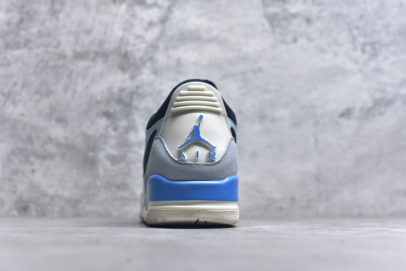 图片[5]-#开学季福利 Air Jordan Legacy AJ312 Low 低帮复古篮球鞋 市场最强独一档产物 全套原纸板楦头开发 原厂大底磨具加持立体防滑纹理 原档数据后跟TPU子母扣魔术贴 原装可视Air Sole气垫 原汁原味最完美的312代版型 唯一正确鞋头趴度弧度高度鞋身腰线 进口港宝加持 后跟自然饱满 全鞋荧光划线卡点 追求极致完美 每一双都是工艺品 多重QC质检 超越公司货的品控标准 实实在在的免检产品 鞋身采用了皮革材质打造 横跨鞋面的魔术贴十分吸睛 侧面的Swoosh Logo的一部分被鞋面遮挡了一部分 颇具玩味 魔术贴上标有NK标识 而鞋舌上是Jordan的经典红色飞翼Logo 后跟和鞋底均采用了AJ3的设计 后跟上同样也使用了经典的爆裂纹图案 尺码：36 36.5 37.5 38 38.5 39 40 40.5 41 42 42.5 43 44 44.5 45 46 47.5-选品中心