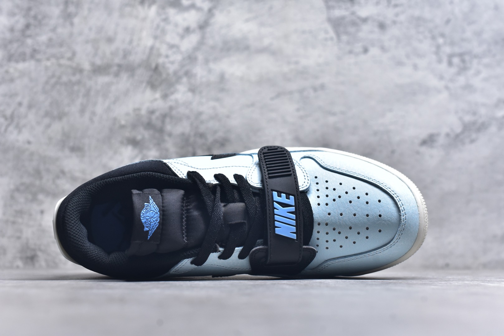 图片[4]-#开学季福利 Air Jordan Legacy AJ312 Low 低帮复古篮球鞋 市场最强独一档产物 全套原纸板楦头开发 原厂大底磨具加持立体防滑纹理 原档数据后跟TPU子母扣魔术贴 原装可视Air Sole气垫 原汁原味最完美的312代版型 唯一正确鞋头趴度弧度高度鞋身腰线 进口港宝加持 后跟自然饱满 全鞋荧光划线卡点 追求极致完美 每一双都是工艺品 多重QC质检 超越公司货的品控标准 实实在在的免检产品 鞋身采用了皮革材质打造 横跨鞋面的魔术贴十分吸睛 侧面的Swoosh Logo的一部分被鞋面遮挡了一部分 颇具玩味 魔术贴上标有NK标识 而鞋舌上是Jordan的经典红色飞翼Logo 后跟和鞋底均采用了AJ3的设计 后跟上同样也使用了经典的爆裂纹图案 尺码：36 36.5 37.5 38 38.5 39 40 40.5 41 42 42.5 43 44 44.5 45 46 47.5-选品中心