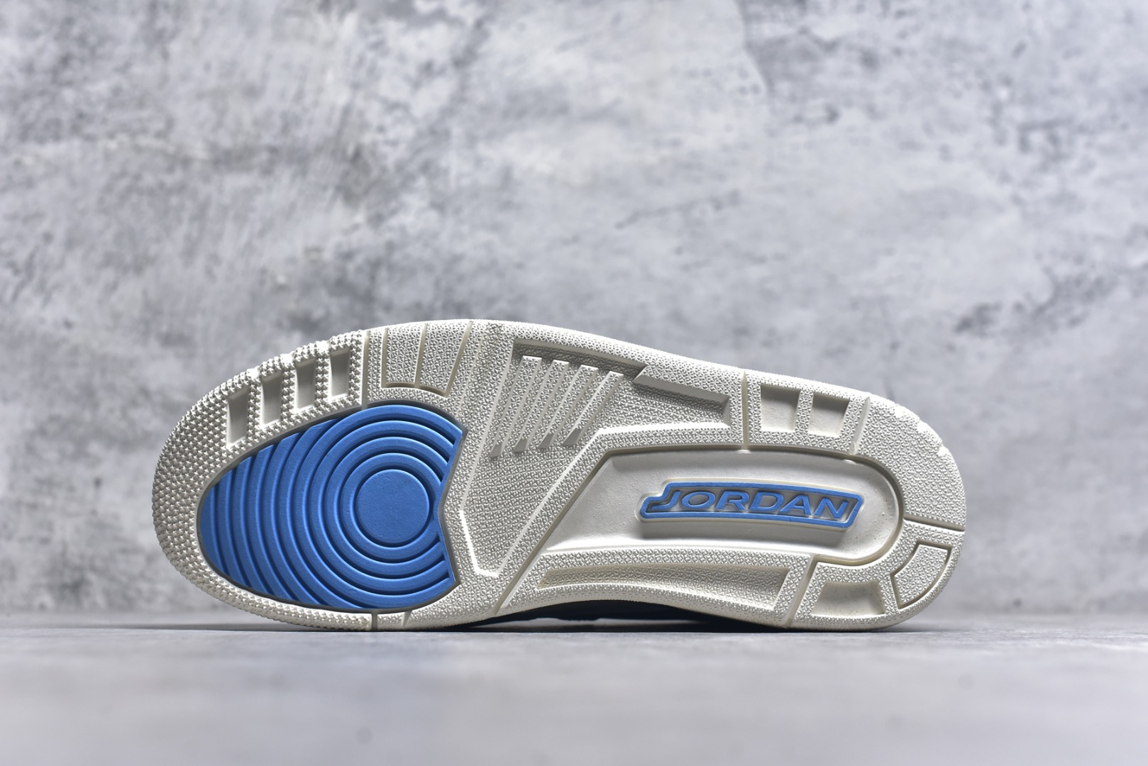 图片[6]-#开学季福利 Air Jordan Legacy AJ312 Low 低帮复古篮球鞋 市场最强独一档产物 全套原纸板楦头开发 原厂大底磨具加持立体防滑纹理 原档数据后跟TPU子母扣魔术贴 原装可视Air Sole气垫 原汁原味最完美的312代版型 唯一正确鞋头趴度弧度高度鞋身腰线 进口港宝加持 后跟自然饱满 全鞋荧光划线卡点 追求极致完美 每一双都是工艺品 多重QC质检 超越公司货的品控标准 实实在在的免检产品 鞋身采用了皮革材质打造 横跨鞋面的魔术贴十分吸睛 侧面的Swoosh Logo的一部分被鞋面遮挡了一部分 颇具玩味 魔术贴上标有NK标识 而鞋舌上是Jordan的经典红色飞翼Logo 后跟和鞋底均采用了AJ3的设计 后跟上同样也使用了经典的爆裂纹图案 尺码：36 36.5 37.5 38 38.5 39 40 40.5 41 42 42.5 43 44 44.5 45 46 47.5-选品中心