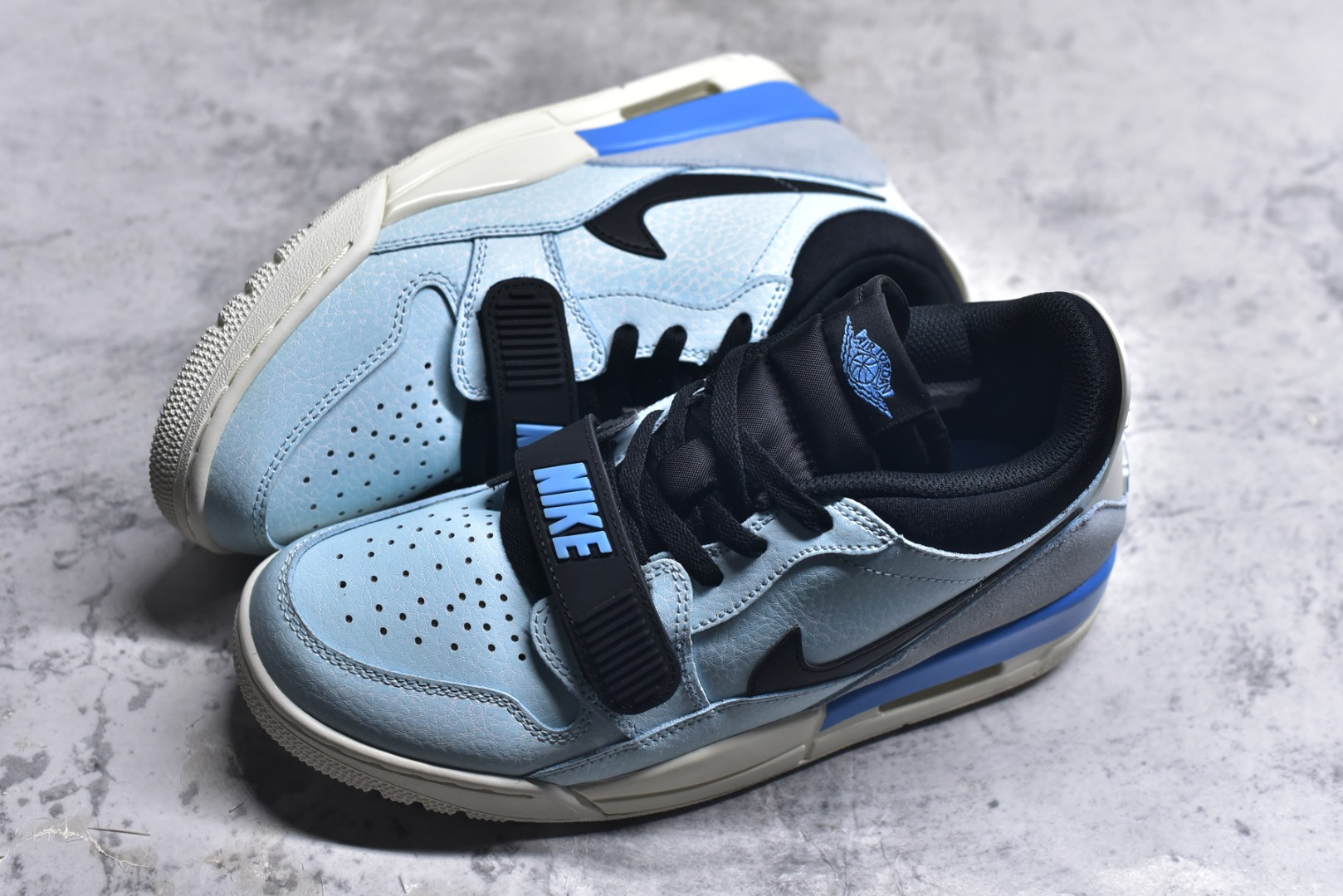 图片[7]-#开学季福利 Air Jordan Legacy AJ312 Low 低帮复古篮球鞋 市场最强独一档产物 全套原纸板楦头开发 原厂大底磨具加持立体防滑纹理 原档数据后跟TPU子母扣魔术贴 原装可视Air Sole气垫 原汁原味最完美的312代版型 唯一正确鞋头趴度弧度高度鞋身腰线 进口港宝加持 后跟自然饱满 全鞋荧光划线卡点 追求极致完美 每一双都是工艺品 多重QC质检 超越公司货的品控标准 实实在在的免检产品 鞋身采用了皮革材质打造 横跨鞋面的魔术贴十分吸睛 侧面的Swoosh Logo的一部分被鞋面遮挡了一部分 颇具玩味 魔术贴上标有NK标识 而鞋舌上是Jordan的经典红色飞翼Logo 后跟和鞋底均采用了AJ3的设计 后跟上同样也使用了经典的爆裂纹图案 尺码：36 36.5 37.5 38 38.5 39 40 40.5 41 42 42.5 43 44 44.5 45 46 47.5-选品中心