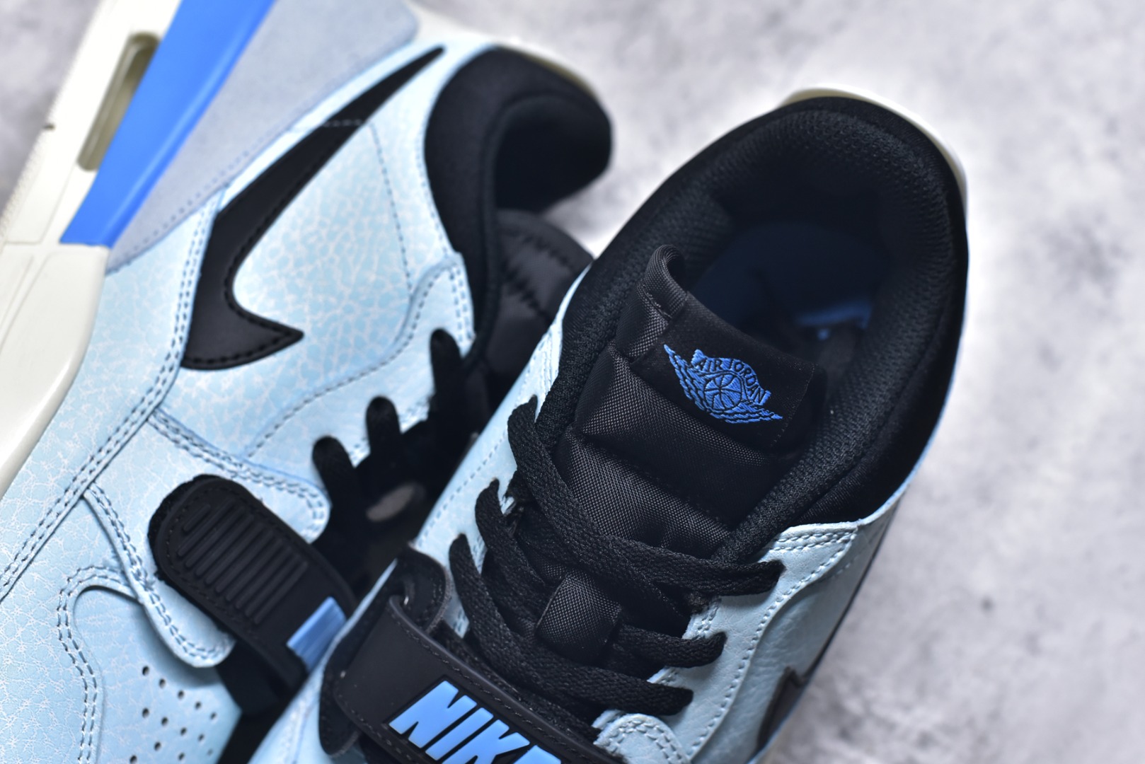 图片[9]-#开学季福利 Air Jordan Legacy AJ312 Low 低帮复古篮球鞋 市场最强独一档产物 全套原纸板楦头开发 原厂大底磨具加持立体防滑纹理 原档数据后跟TPU子母扣魔术贴 原装可视Air Sole气垫 原汁原味最完美的312代版型 唯一正确鞋头趴度弧度高度鞋身腰线 进口港宝加持 后跟自然饱满 全鞋荧光划线卡点 追求极致完美 每一双都是工艺品 多重QC质检 超越公司货的品控标准 实实在在的免检产品 鞋身采用了皮革材质打造 横跨鞋面的魔术贴十分吸睛 侧面的Swoosh Logo的一部分被鞋面遮挡了一部分 颇具玩味 魔术贴上标有NK标识 而鞋舌上是Jordan的经典红色飞翼Logo 后跟和鞋底均采用了AJ3的设计 后跟上同样也使用了经典的爆裂纹图案 尺码：36 36.5 37.5 38 38.5 39 40 40.5 41 42 42.5 43 44 44.5 45 46 47.5-选品中心