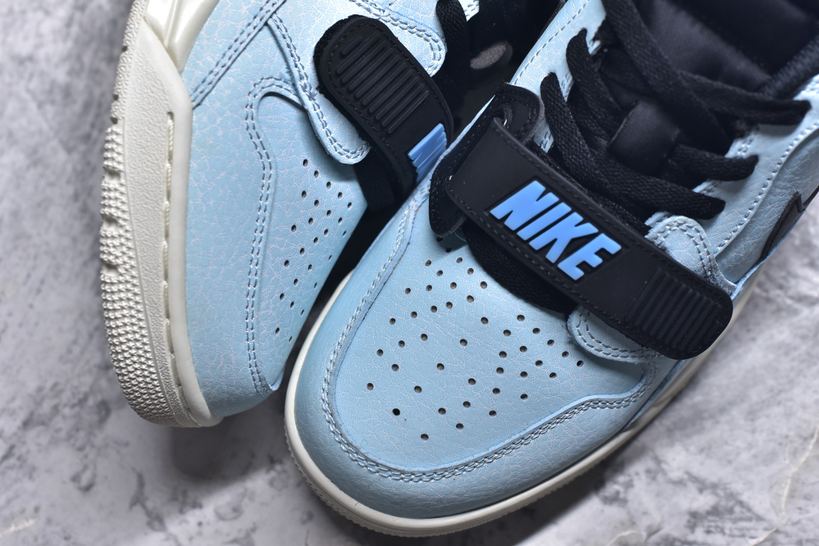 图片[8]-#开学季福利 Air Jordan Legacy AJ312 Low 低帮复古篮球鞋 市场最强独一档产物 全套原纸板楦头开发 原厂大底磨具加持立体防滑纹理 原档数据后跟TPU子母扣魔术贴 原装可视Air Sole气垫 原汁原味最完美的312代版型 唯一正确鞋头趴度弧度高度鞋身腰线 进口港宝加持 后跟自然饱满 全鞋荧光划线卡点 追求极致完美 每一双都是工艺品 多重QC质检 超越公司货的品控标准 实实在在的免检产品 鞋身采用了皮革材质打造 横跨鞋面的魔术贴十分吸睛 侧面的Swoosh Logo的一部分被鞋面遮挡了一部分 颇具玩味 魔术贴上标有NK标识 而鞋舌上是Jordan的经典红色飞翼Logo 后跟和鞋底均采用了AJ3的设计 后跟上同样也使用了经典的爆裂纹图案 尺码：36 36.5 37.5 38 38.5 39 40 40.5 41 42 42.5 43 44 44.5 45 46 47.5-选品中心