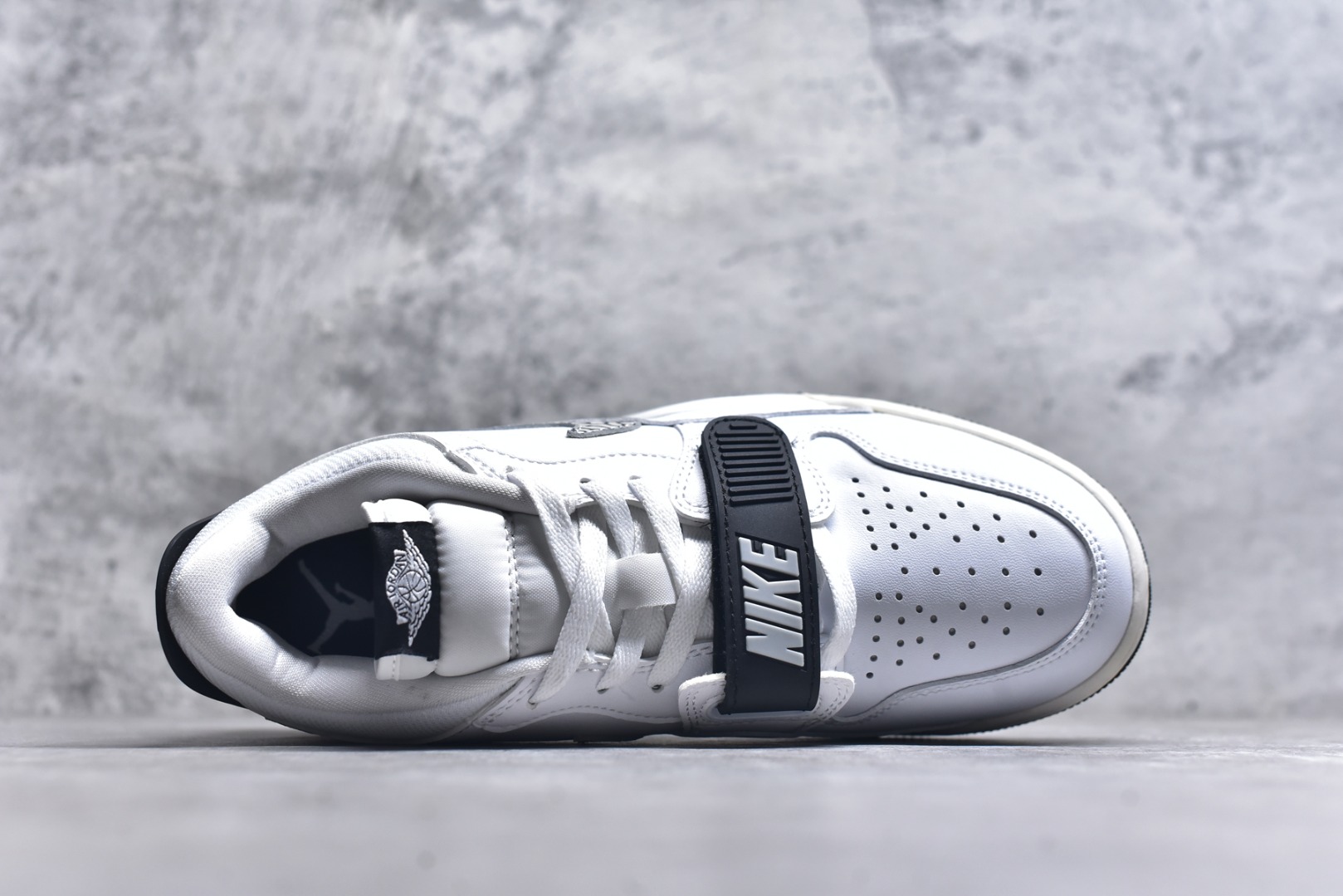 图片[4]-#开学季福利 Air Jordan Legacy AJ312 Low 低帮复古篮球鞋 市场最强独一档产物 全套原纸板楦头开发 原厂大底磨具加持立体防滑纹理 原档数据后跟TPU子母扣魔术贴 原装可视Air Sole气垫 原汁原味最完美的312代版型 唯一正确鞋头趴度弧度高度鞋身腰线 进口港宝加持 后跟自然饱满 全鞋荧光划线卡点 追求极致完美 每一双都是工艺品 多重QC质检 超越公司货的品控标准 实实在在的免检产品 鞋身采用了皮革材质打造 横跨鞋面的魔术贴十分吸睛 侧面的Swoosh Logo的一部分被鞋面遮挡了一部分 颇具玩味 魔术贴上标有NK标识 而鞋舌上是Jordan的经典红色飞翼Logo 后跟和鞋底均采用了AJ3的设计 后跟上同样也使用了经典的爆裂纹图案 尺码：36 36.5 37.5 38 38.5 39 40 40.5 41 42 42.5 43 44 44.5 45 46 47.5-选品中心