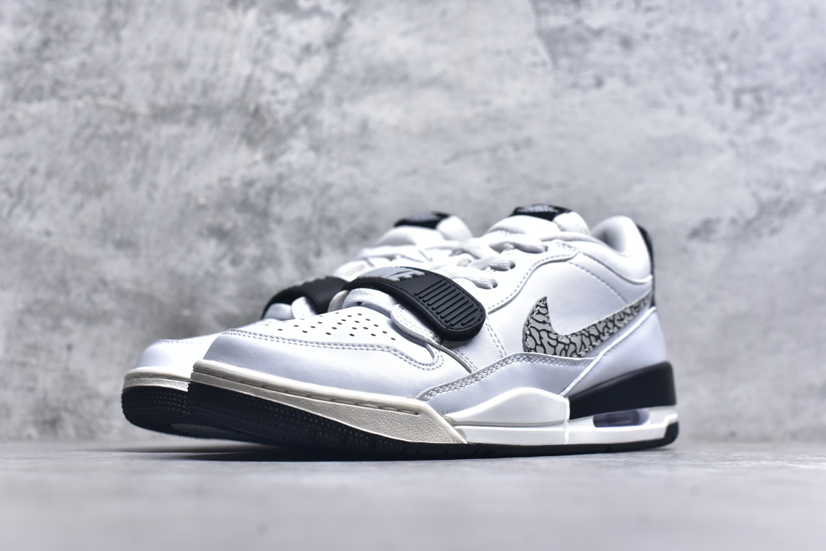 图片[2]-#开学季福利 Air Jordan Legacy AJ312 Low 低帮复古篮球鞋 市场最强独一档产物 全套原纸板楦头开发 原厂大底磨具加持立体防滑纹理 原档数据后跟TPU子母扣魔术贴 原装可视Air Sole气垫 原汁原味最完美的312代版型 唯一正确鞋头趴度弧度高度鞋身腰线 进口港宝加持 后跟自然饱满 全鞋荧光划线卡点 追求极致完美 每一双都是工艺品 多重QC质检 超越公司货的品控标准 实实在在的免检产品 鞋身采用了皮革材质打造 横跨鞋面的魔术贴十分吸睛 侧面的Swoosh Logo的一部分被鞋面遮挡了一部分 颇具玩味 魔术贴上标有NK标识 而鞋舌上是Jordan的经典红色飞翼Logo 后跟和鞋底均采用了AJ3的设计 后跟上同样也使用了经典的爆裂纹图案 尺码：36 36.5 37.5 38 38.5 39 40 40.5 41 42 42.5 43 44 44.5 45 46 47.5-选品中心