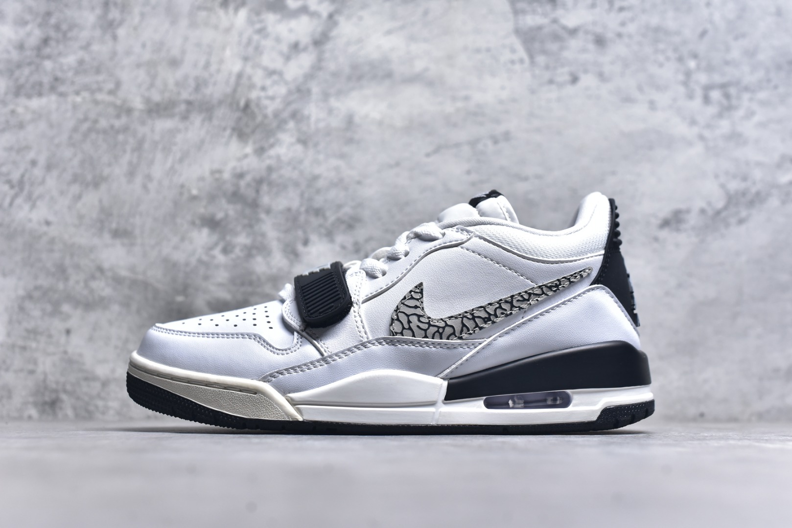 #开学季福利 Air Jordan Legacy AJ312 Low 低帮复古篮球鞋 市场最强独一档产物 全套原纸板楦头开发 原厂大底磨具加持立体防滑纹理 原档数据后跟TPU子母扣魔术贴 原装可视Air Sole气垫 原汁原味最完美的312代版型 唯一正确鞋头趴度弧度高度鞋身腰线 进口港宝加持 后跟自然饱满 全鞋荧光划线卡点 追求极致完美 每一双都是工艺品 多重QC质检 超越公司货的品控标准 实实在在的免检产品 鞋身采用了皮革材质打造 横跨鞋面的魔术贴十分吸睛 侧面的Swoosh Logo的一部分被鞋面遮挡了一部分 颇具玩味 魔术贴上标有NK标识 而鞋舌上是Jordan的经典红色飞翼Logo 后跟和鞋底均采用了AJ3的设计 后跟上同样也使用了经典的爆裂纹图案 尺码：36 36.5 37.5 38 38.5 39 40 40.5 41 42 42.5 43 44 44.5 45 46 47.5-选品中心